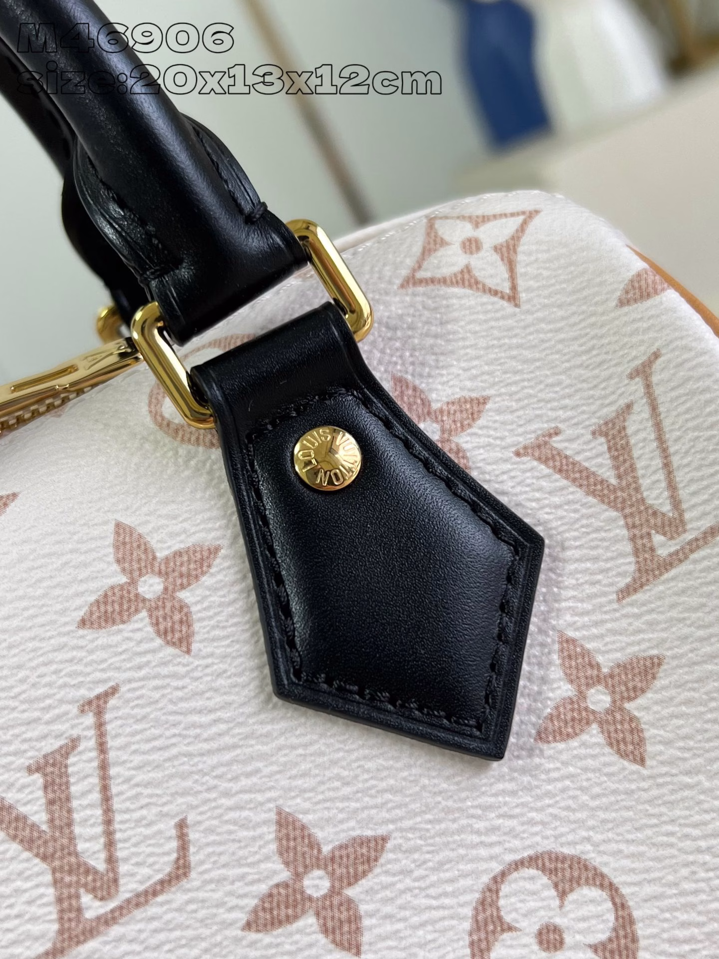 The Speedy Bandoulière 20 is a quintessence of the brand's traditional Speedy travel bag design, made of Monogram canvas with a fabric lining and cowhide leather trim. The handle and removable and adjustable shoulder strap allow for a variety of styling possibilities. The black leather handle adds a variety of carrying options.