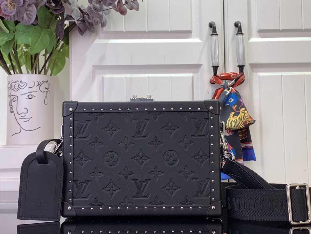 The Clutch Box handbag pays tribute to Louis Vuitton's box-making heritage with Monogram Shadow embossed leather, and is paired with a detachable and adjustable fabric shoulder strap, which can be easily switched between shoulder and crossbody. Leather trim, metal rivets and S-lock buckle convey a modern style, and there are accordion compartments and patch pockets inside.