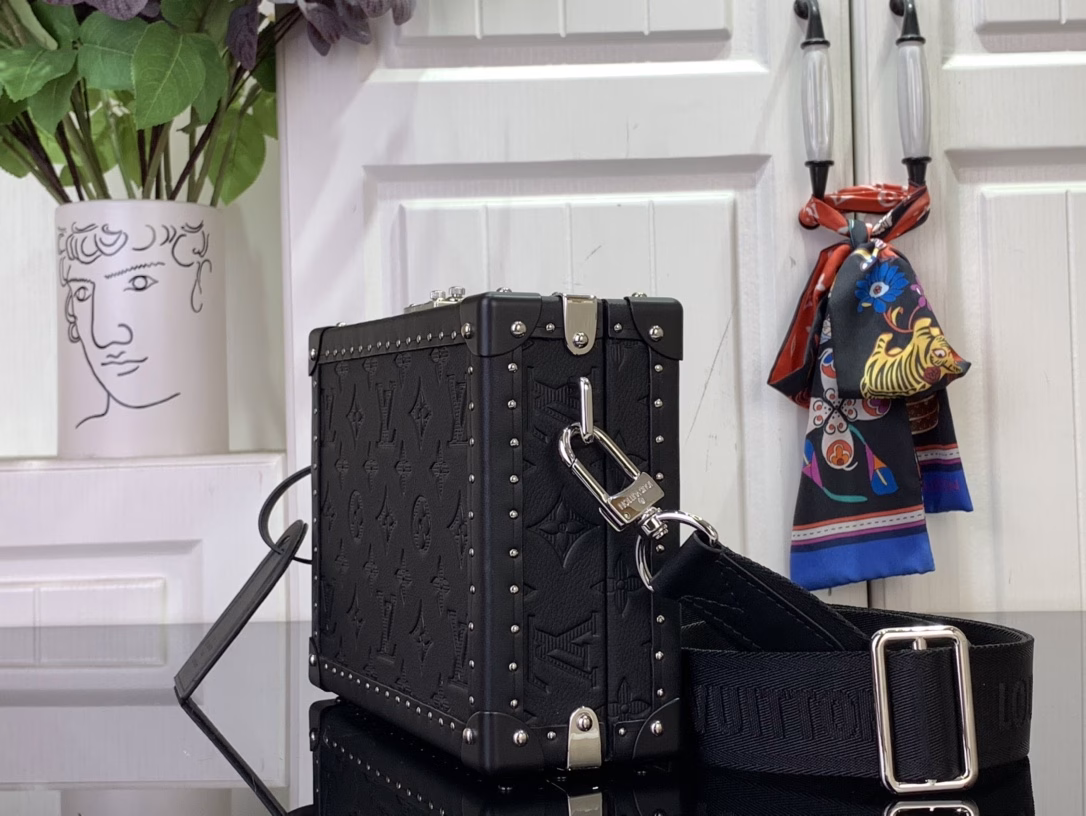 The Clutch Box handbag pays tribute to Louis Vuitton's box-making heritage with Monogram Shadow embossed leather, and is paired with a detachable and adjustable fabric shoulder strap, which can be easily switched between shoulder and crossbody. Leather trim, metal rivets and S-lock buckle convey a modern style, and there are accordion compartments and patch pockets inside.