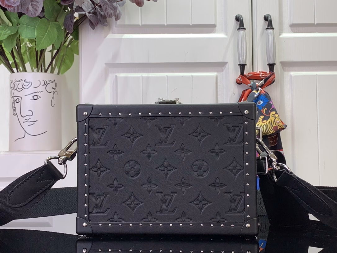 The Clutch Box handbag pays tribute to Louis Vuitton's box-making heritage with Monogram Shadow embossed leather, and is paired with a detachable and adjustable fabric shoulder strap, which can be easily switched between shoulder and crossbody. Leather trim, metal rivets and S-lock buckle convey a modern style, and there are accordion compartments and patch pockets inside.