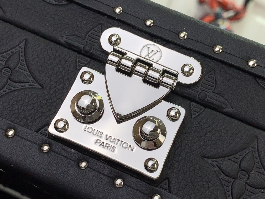 The Clutch Box handbag pays tribute to Louis Vuitton's box-making heritage with Monogram Shadow embossed leather, and is paired with a detachable and adjustable fabric shoulder strap, which can be easily switched between shoulder and crossbody. Leather trim, metal rivets and S-lock buckle convey a modern style, and there are accordion compartments and patch pockets inside.
