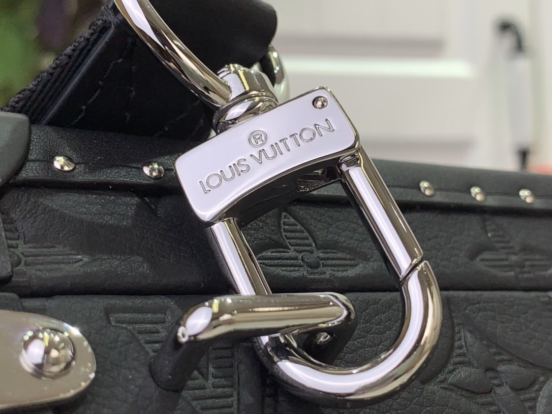 The Clutch Box handbag pays tribute to Louis Vuitton's box-making heritage with Monogram Shadow embossed leather, and is paired with a detachable and adjustable fabric shoulder strap, which can be easily switched between shoulder and crossbody. Leather trim, metal rivets and S-lock buckle convey a modern style, and there are accordion compartments and patch pockets inside.