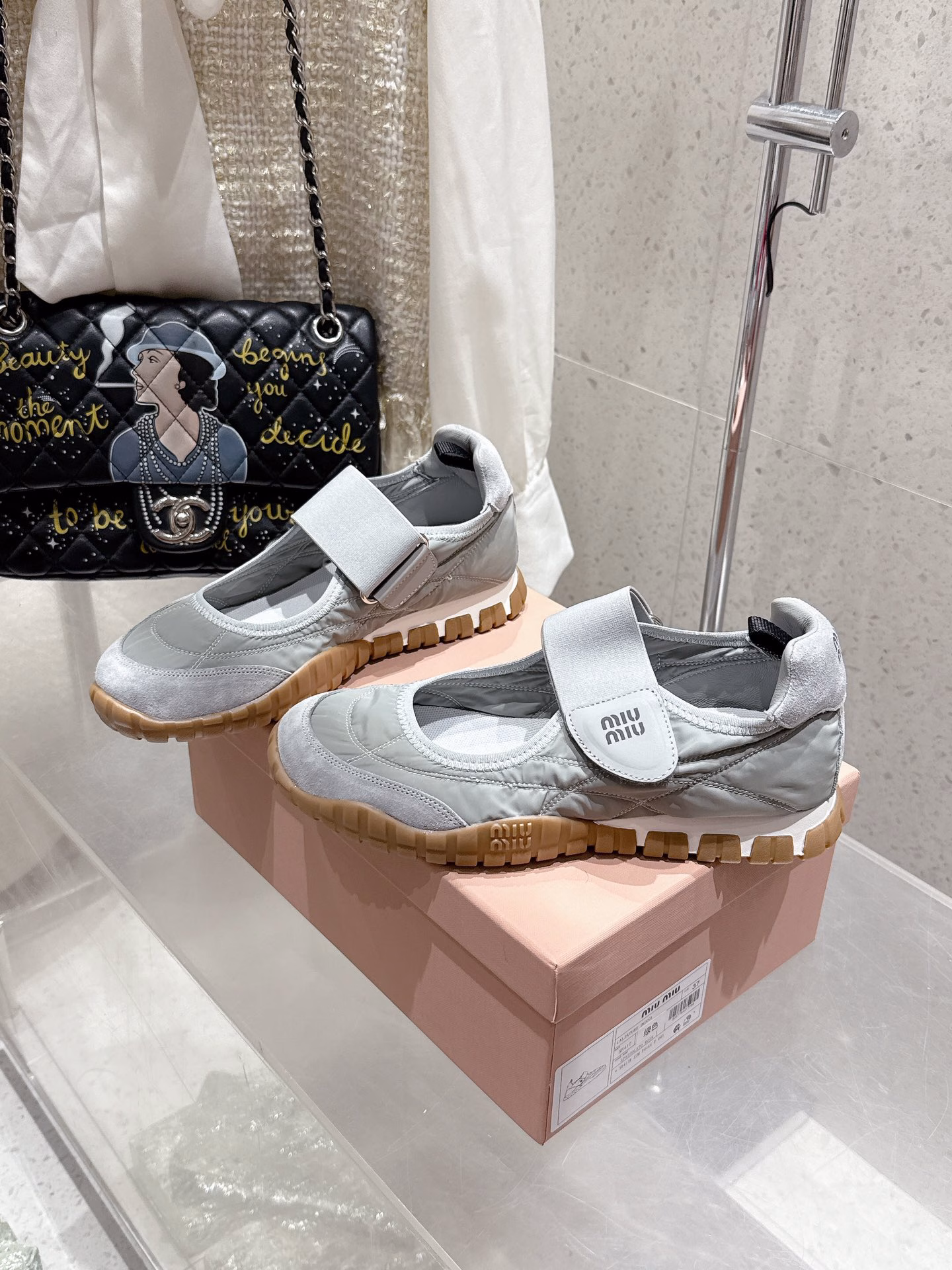 Miu Miu 25ss Spring/Summer New Mary Jane Biscuit Shoes Forrest Gump Shoes Casual SneakersMiumiu's latest hit Avant-garde and bold design, Miu Miu style is integrated into the simple lines of this thick-soled canvas sneaker.The unique logo is decorated on the tongue and back of the shoe, embellishing the retro design and adding a signature element! The thick-soled design defines the avant-garde modern style
