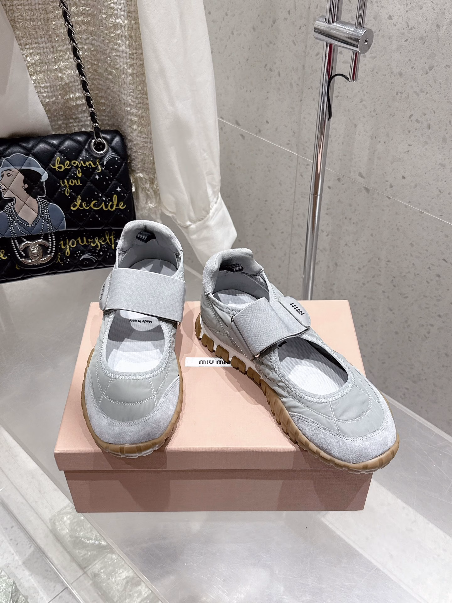 Miu Miu 25ss Spring/Summer New Mary Jane Biscuit Shoes Forrest Gump Shoes Casual SneakersMiumiu's latest hit Avant-garde and bold design, Miu Miu style is integrated into the simple lines of this thick-soled canvas sneaker.The unique logo is decorated on the tongue and back of the shoe, embellishing the retro design and adding a signature element! The thick-soled design defines the avant-garde modern style
