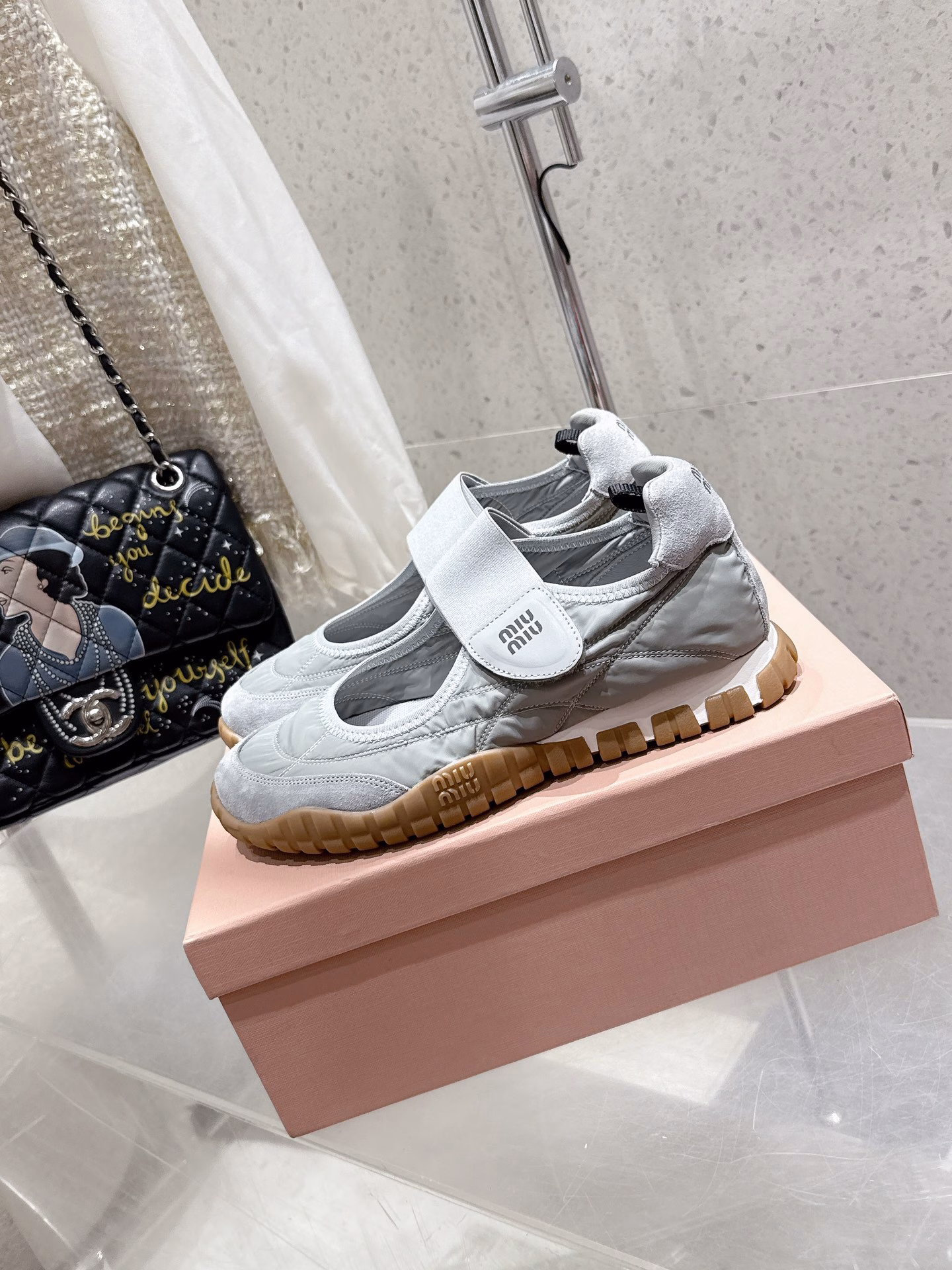 Miu Miu 25ss Spring/Summer New Mary Jane Biscuit Shoes Forrest Gump Shoes Casual SneakersMiumiu's latest hit Avant-garde and bold design, Miu Miu style is integrated into the simple lines of this thick-soled canvas sneaker.The unique logo is decorated on the tongue and back of the shoe, embellishing the retro design and adding a signature element! The thick-soled design defines the avant-garde modern style
