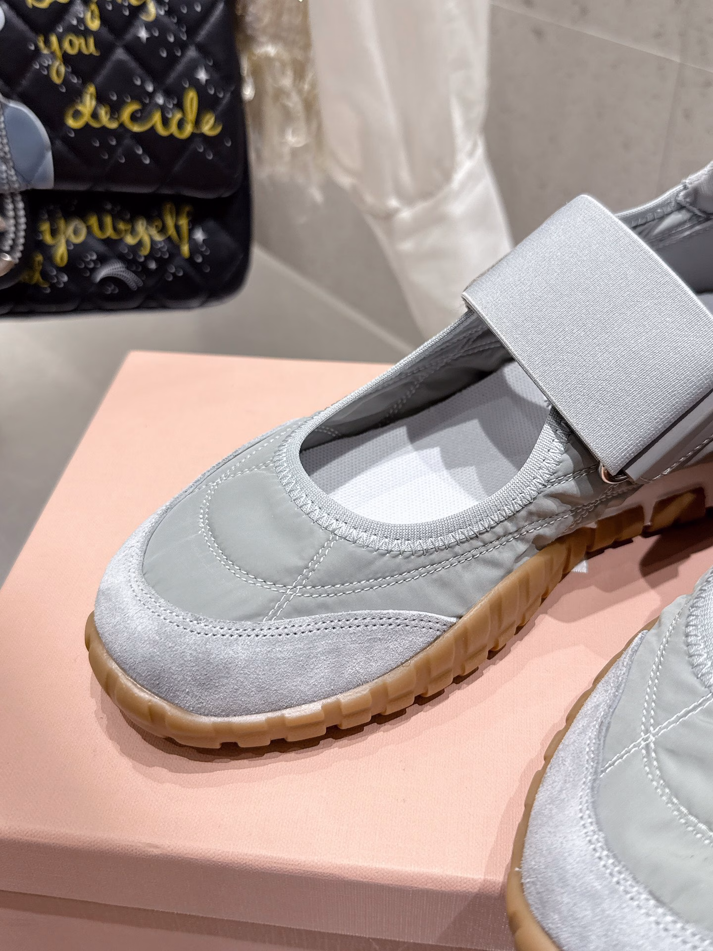Miu Miu 25ss Spring/Summer New Mary Jane Biscuit Shoes Forrest Gump Shoes Casual SneakersMiumiu's latest hit Avant-garde and bold design, Miu Miu style is integrated into the simple lines of this thick-soled canvas sneaker.The unique logo is decorated on the tongue and back of the shoe, embellishing the retro design and adding a signature element! The thick-soled design defines the avant-garde modern style