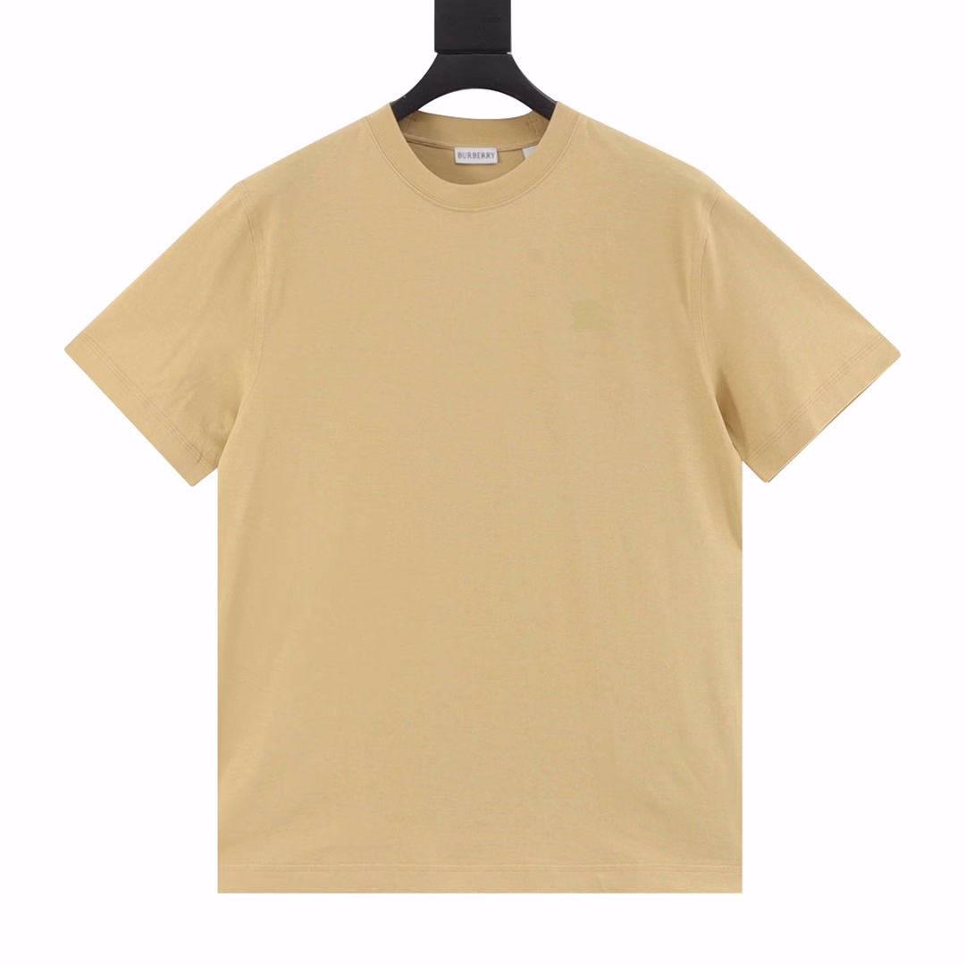 Burberry 25ss Back Circle Horse Foam Print Short Sleeve T-shirtMade of lightweight plain cotton fabric, with a regular fit.The flocking print on the back is inspired by the brand's collection catalog in the first half of the 20th century,Incorporating the Equestrian Knight Logo (EKD), interwoven around the words 