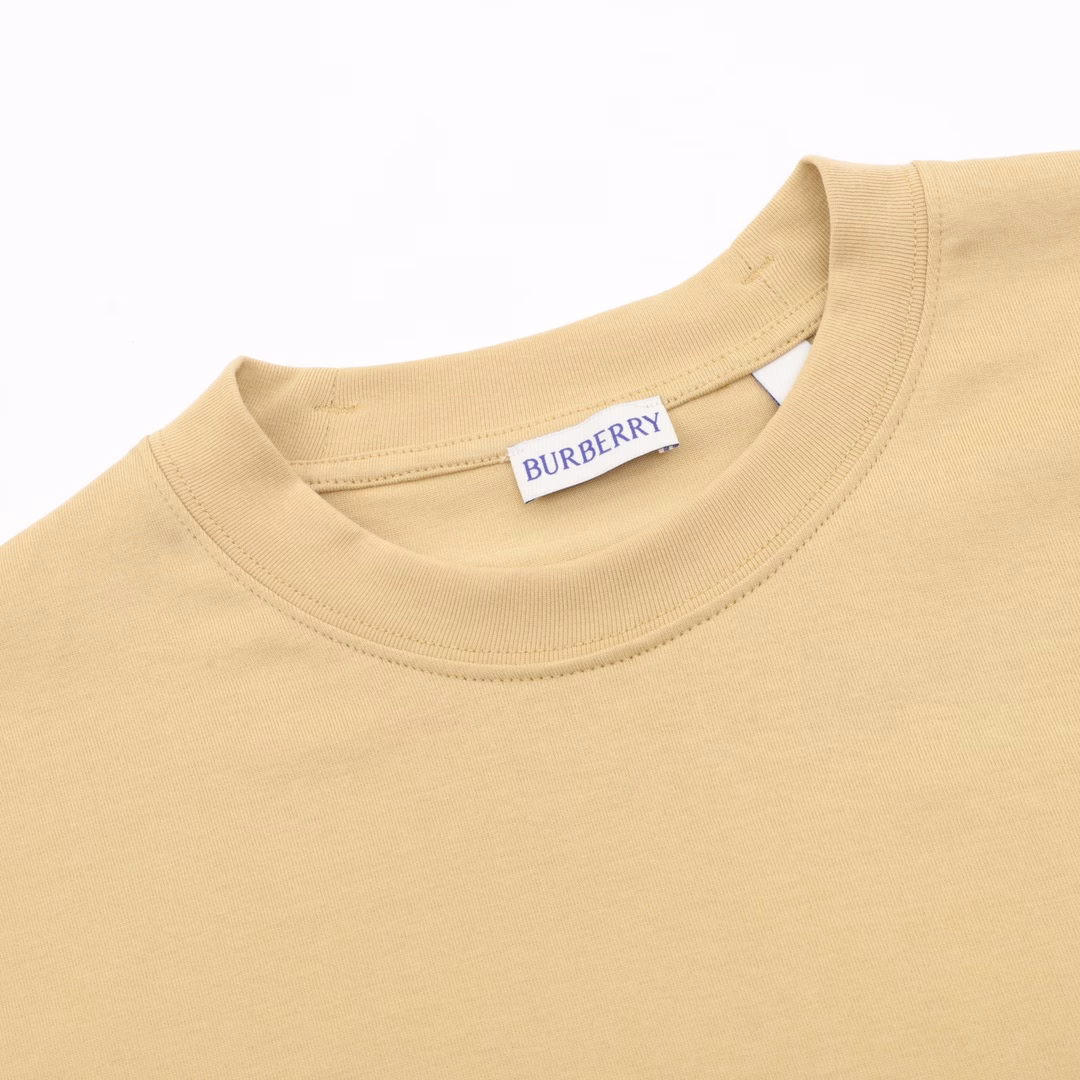 Burberry 25ss Back Circle Horse Foam Print Short Sleeve T-shirtMade of lightweight plain cotton fabric, with a regular fit.The flocking print on the back is inspired by the brand's collection catalog in the first half of the 20th century,Incorporating the Equestrian Knight Logo (EKD), interwoven around the words 