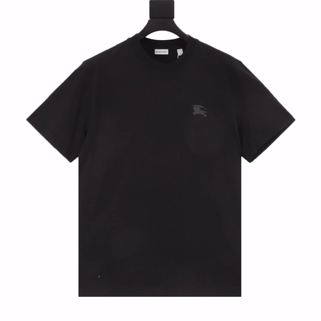 Burberry 25ss Back Circle Horse Foam Print Short Sleeve T-shirtMade of lightweight plain cotton fabric, with a regular fit.The flocking print on the back is inspired by the brand's collection catalog in the first half of the 20th century,Incorporating the Equestrian Knight Logo (EKD), interwoven around the words 