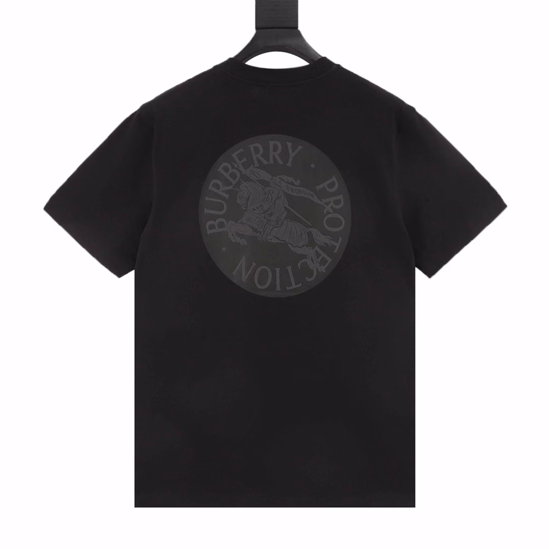 Burberry 25ss Back Circle Horse Foam Print Short Sleeve T-shirtMade of lightweight plain cotton fabric, with a regular fit.The flocking print on the back is inspired by the brand's collection catalog in the first half of the 20th century,Incorporating the Equestrian Knight Logo (EKD), interwoven around the words 