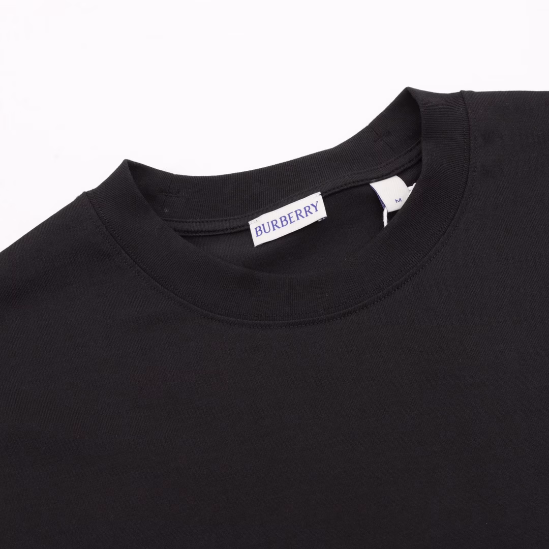 Burberry 25ss Back Circle Horse Foam Print Short Sleeve T-shirtMade of lightweight plain cotton fabric, with a regular fit.The flocking print on the back is inspired by the brand's collection catalog in the first half of the 20th century,Incorporating the Equestrian Knight Logo (EKD), interwoven around the words 