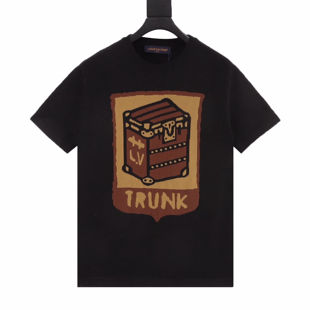 Louis Vuitton 24ss Pharrell Treasure Box Jacquard Knit Short SleeveThis short-sleeved crew neck sweater is dyed with the classic color of the brand's traditional hard box, painted on the front with intarsia technology, and then the Monogram flower is placed on the back, making a calm appearance on the 2024 Spring and Summer show. The densely spun cotton knit has a soft texture and can inject fresh vitality into jeans or casual pants.