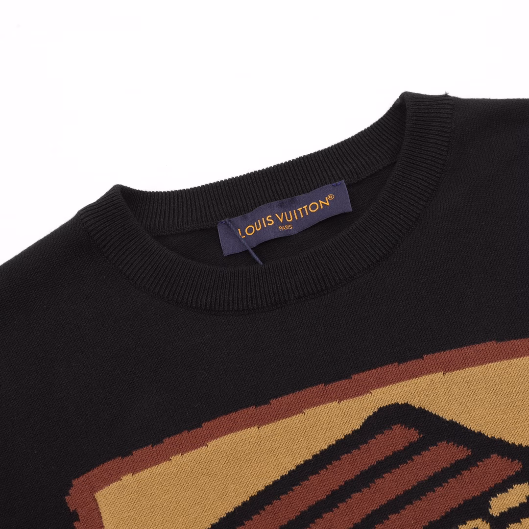 Louis Vuitton 24ss Pharrell Treasure Box Jacquard Knit Short SleeveThis short-sleeved crew neck sweater is dyed with the classic color of the brand's traditional hard box, painted on the front with intarsia technology, and then the Monogram flower is placed on the back, making a calm appearance on the 2024 Spring and Summer show. The densely spun cotton knit has a soft texture and can inject fresh vitality into jeans or casual pants.