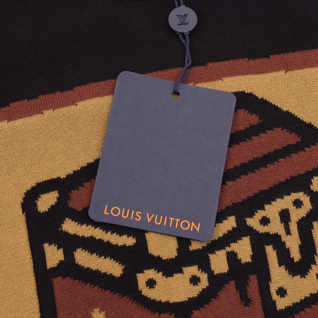 Louis Vuitton 24ss Pharrell Treasure Box Jacquard Knit Short SleeveThis short-sleeved crew neck sweater is dyed with the classic color of the brand's traditional hard box, painted on the front with intarsia technology, and then the Monogram flower is placed on the back, making a calm appearance on the 2024 Spring and Summer show. The densely spun cotton knit has a soft texture and can inject fresh vitality into jeans or casual pants.