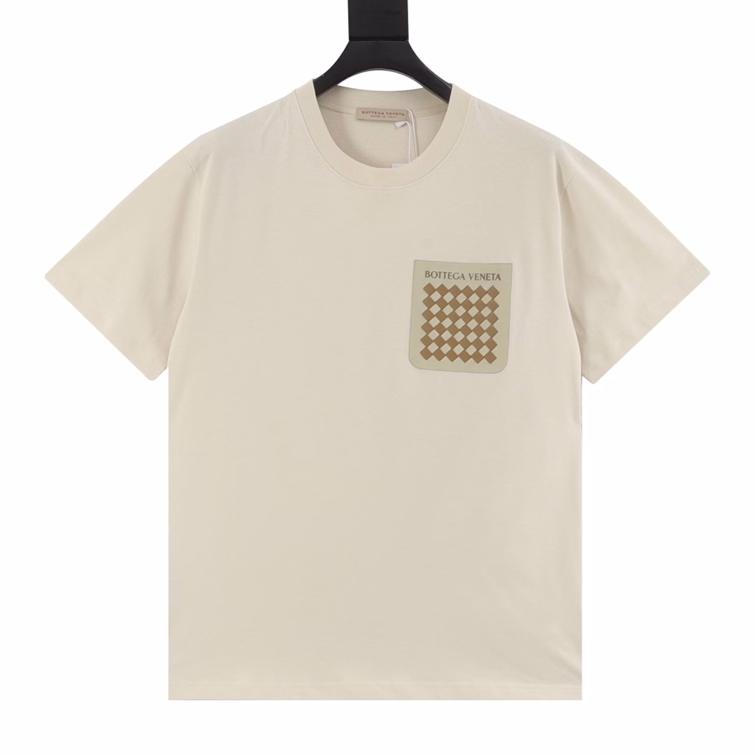 BV 25ss Pocket Woven Element Short SleeveBV's new T-shirt is made of 32-count 260G pure cotton fabric. The surface is clean and comfortable to wear. The 16-needle high-density stitching reinforces the neckline and armholes. It can withstand repeated wear and refuses to deform or collapse. The left chest of the T-shirt hides a three-dimensional intrecciato woven universe. High-precision laser cutting creates a precise diamond totem. The pocket is hand-woven with the most classic BV diamond shape. It is a low-key armor for urban stalkers who understand hidden luxury brands. The real luxury is to wear complex craftsmanship with ease.