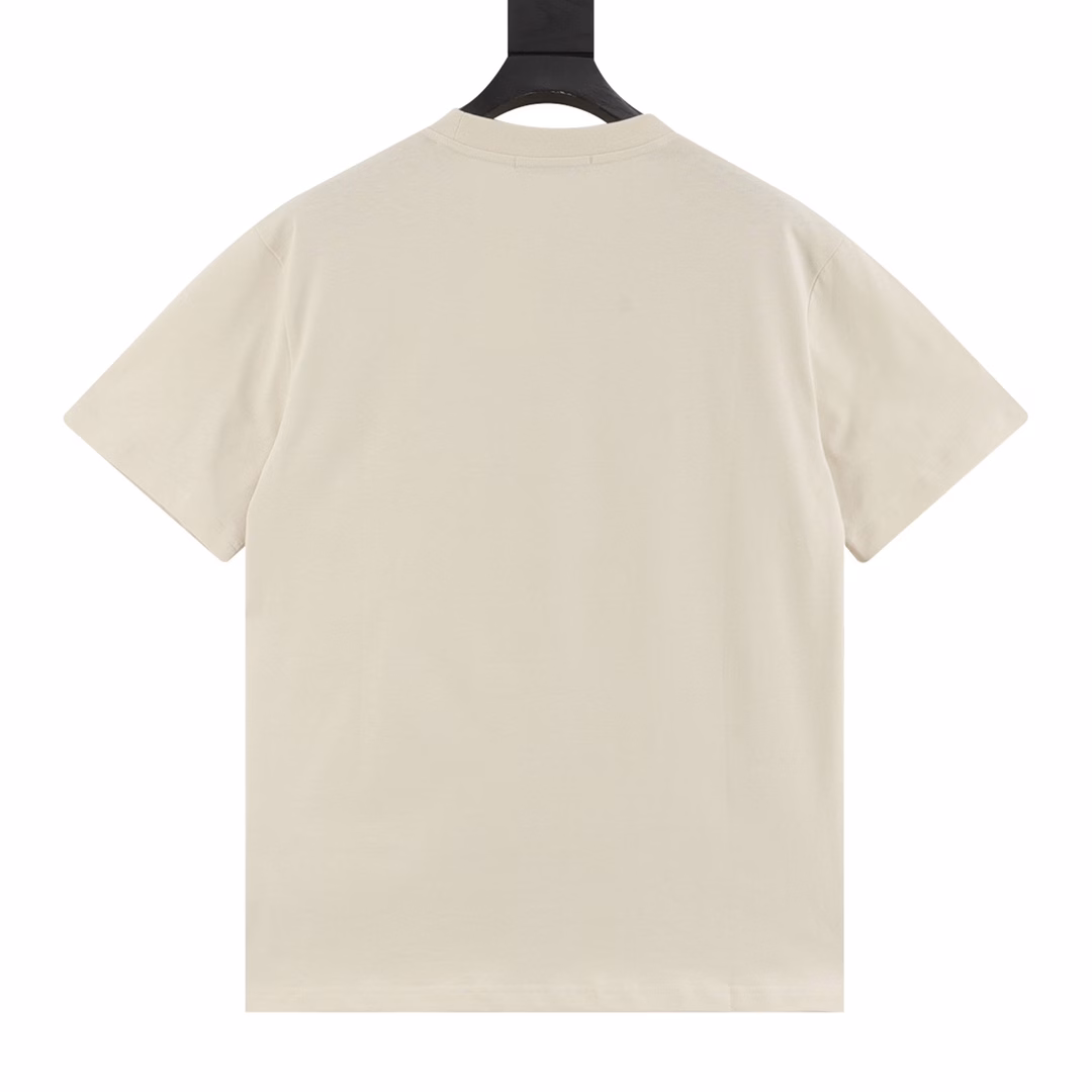 BV 25ss Pocket Woven Element Short SleeveBV's new T-shirt is made of 32-count 260G pure cotton fabric. The surface is clean and comfortable to wear. The 16-needle high-density stitching reinforces the neckline and armholes. It can withstand repeated wear and refuses to deform or collapse. The left chest of the T-shirt hides a three-dimensional intrecciato woven universe. High-precision laser cutting creates a precise diamond totem. The pocket is hand-woven with the most classic BV diamond shape. It is a low-key armor for urban stalkers who understand hidden luxury brands. The real luxury is to wear complex craftsmanship with ease.