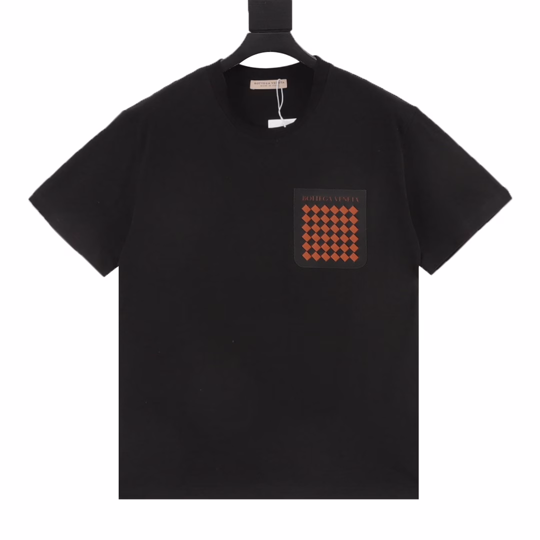 BV 25ss Pocket Woven Element Short SleeveBV's new T-shirt is made of 32-count 260G pure cotton fabric. The surface is clean and comfortable to wear. The 16-needle high-density stitching reinforces the neckline and armholes. It can withstand repeated wear and refuses to deform or collapse. The left chest of the T-shirt hides a three-dimensional intrecciato woven universe. High-precision laser cutting creates a precise diamond totem. The pocket is hand-woven with the most classic BV diamond shape. It is a low-key armor for urban stalkers who understand hidden luxury brands. The real luxury is to wear complex craftsmanship with ease.