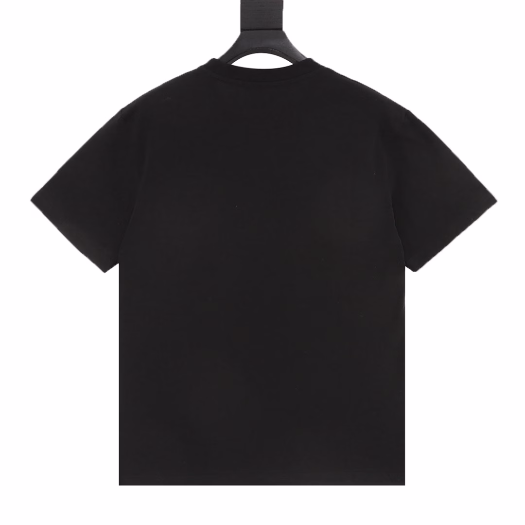BV 25ss Pocket Woven Element Short SleeveBV's new T-shirt is made of 32-count 260G pure cotton fabric. The surface is clean and comfortable to wear. The 16-needle high-density stitching reinforces the neckline and armholes. It can withstand repeated wear and refuses to deform or collapse. The left chest of the T-shirt hides a three-dimensional intrecciato woven universe. High-precision laser cutting creates a precise diamond totem. The pocket is hand-woven with the most classic BV diamond shape. It is a low-key armor for urban stalkers who understand hidden luxury brands. The real luxury is to wear complex craftsmanship with ease.