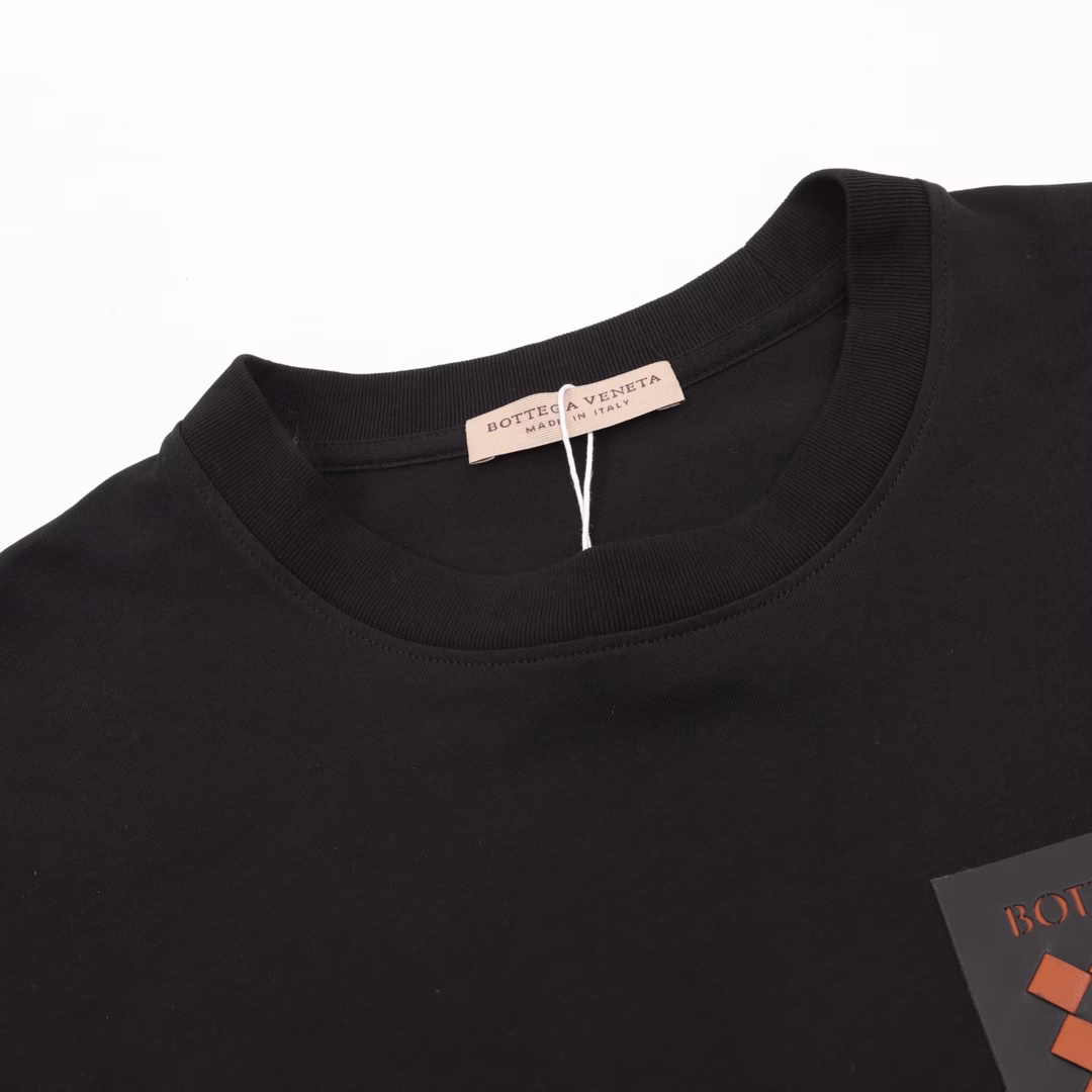 BV 25ss Pocket Woven Element Short SleeveBV's new T-shirt is made of 32-count 260G pure cotton fabric. The surface is clean and comfortable to wear. The 16-needle high-density stitching reinforces the neckline and armholes. It can withstand repeated wear and refuses to deform or collapse. The left chest of the T-shirt hides a three-dimensional intrecciato woven universe. High-precision laser cutting creates a precise diamond totem. The pocket is hand-woven with the most classic BV diamond shape. It is a low-key armor for urban stalkers who understand hidden luxury brands. The real luxury is to wear complex craftsmanship with ease.