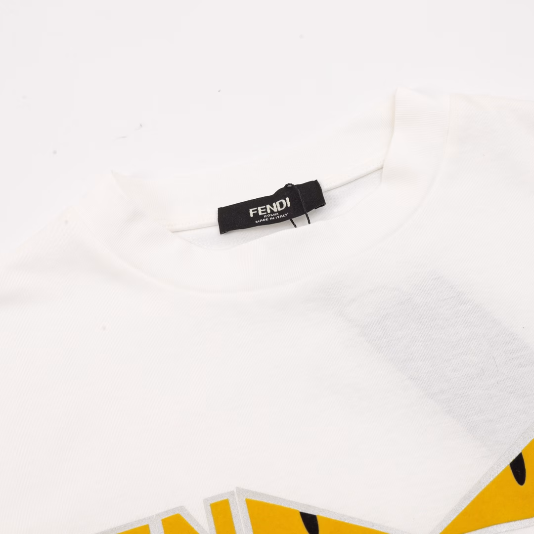 Fendi chest printed round neck short sleevesCustomized 280g trendy double-sided fabric, ribbed fabric, customized double F jacquard fabric, leather laser cutting by imported machine, more accurate position, resin buckles and hanging labels are all manually sewn, consistent with the original version, fabrics are washed, feel better, not easy to deform, not easy to shrink, not easy to fade, customized accessories, loose version, L men and women can easily control a summer item worth buying