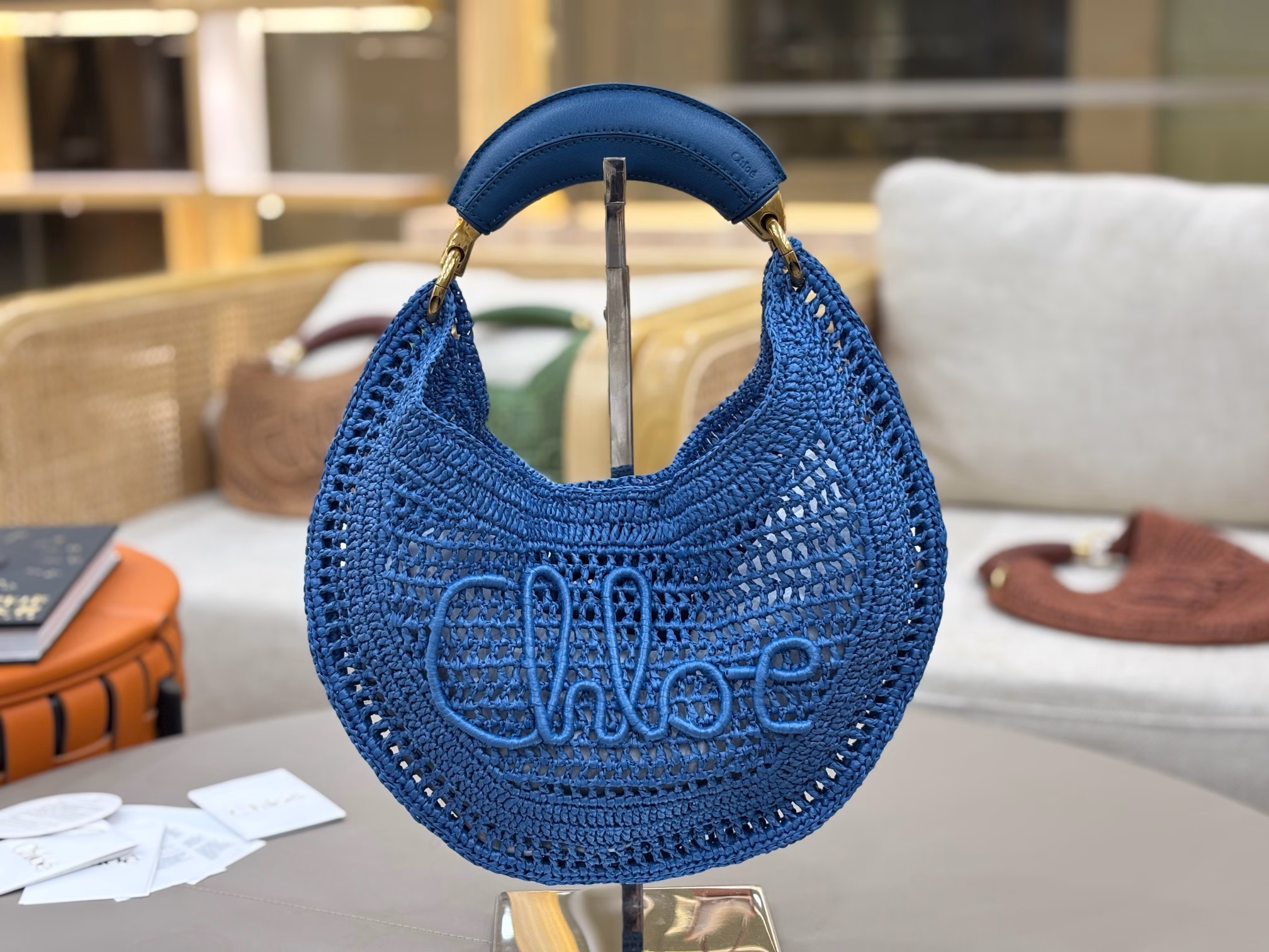 Chloe The Summer BananaCarry summer on your shoulders. Inject a breath of freshness and vitality into your summer look. Let you easily become a summer fashionista [wow]!You don’t have to go to the beach to have summer.Chloé’s latest Summer Banana bag is a letterhead made of sunshine.The summer breeze passes through the gaps in the raffia, bringing the poetry of summer to its fullest. Matching Chloé’s unique spirit of freedom, carrying it is like carrying the summer that cannot be driven away, and rushing to the light rhythm that belongs only to Chloé girls🎵The Summer Banana bag can also be freely and cleverly matched with each Chloe item, making your summer a bubble pool in an amusement park, colorful!