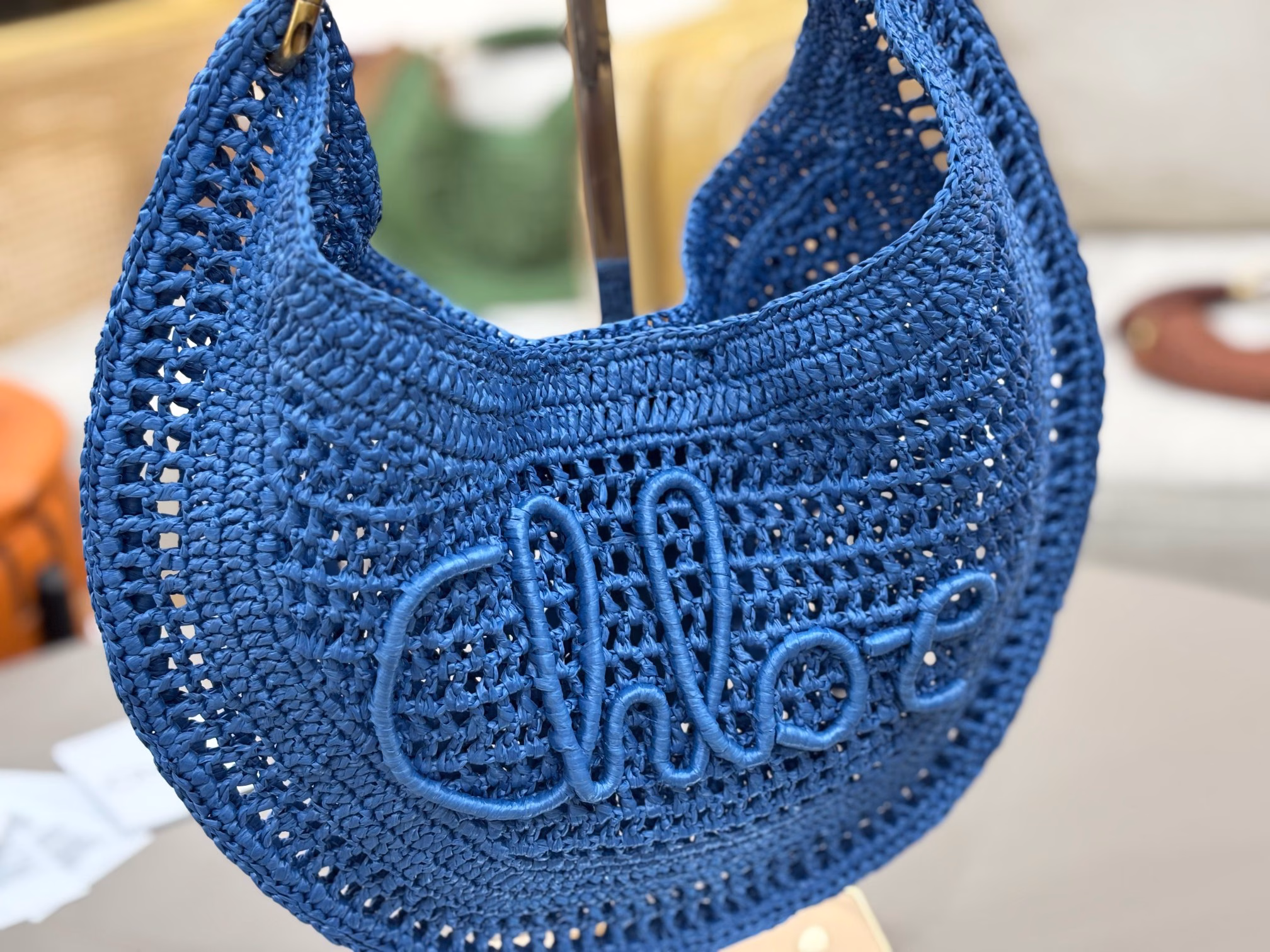 Chloe The Summer BananaCarry summer on your shoulders. Inject a breath of freshness and vitality into your summer look. Let you easily become a summer fashionista [wow]!You don’t have to go to the beach to have summer.Chloé’s latest Summer Banana bag is a letterhead made of sunshine.The summer breeze passes through the gaps in the raffia, bringing the poetry of summer to its fullest. Matching Chloé’s unique spirit of freedom, carrying it is like carrying the summer that cannot be driven away, and rushing to the light rhythm that belongs only to Chloé girls🎵The Summer Banana bag can also be freely and cleverly matched with each Chloe item, making your summer a bubble pool in an amusement park, colorful!