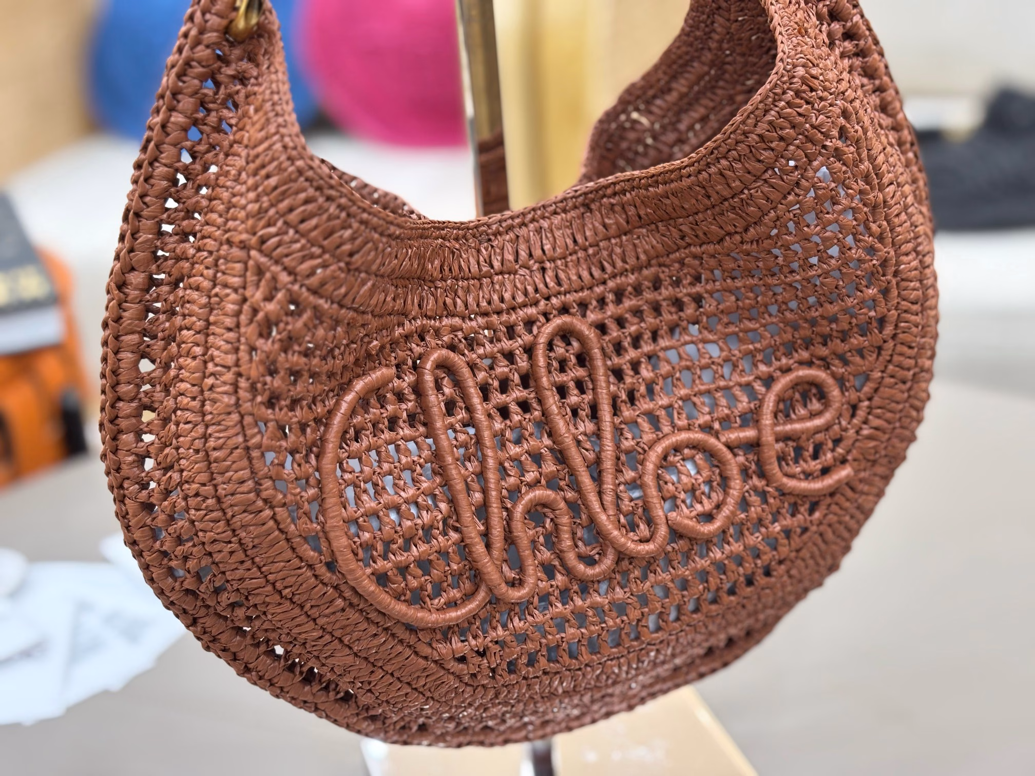 Chloe The Summer BananaCarry summer on your shoulders. Inject a breath of freshness and vitality into your summer look. Let you easily become a summer fashionista [wow]!You don’t have to go to the beach to have summer.Chloé’s latest Summer Banana bag is a letterhead made of sunshine.The summer breeze passes through the gaps in the raffia, bringing the poetry of summer to its fullest. Matching Chloé’s unique spirit of freedom, carrying it is like carrying the summer that cannot be driven away, and rushing to the light rhythm that belongs only to Chloé girls🎵The Summer Banana bag can also be freely and cleverly matched with each Chloe item, making your summer a bubble pool in an amusement park, colorful!