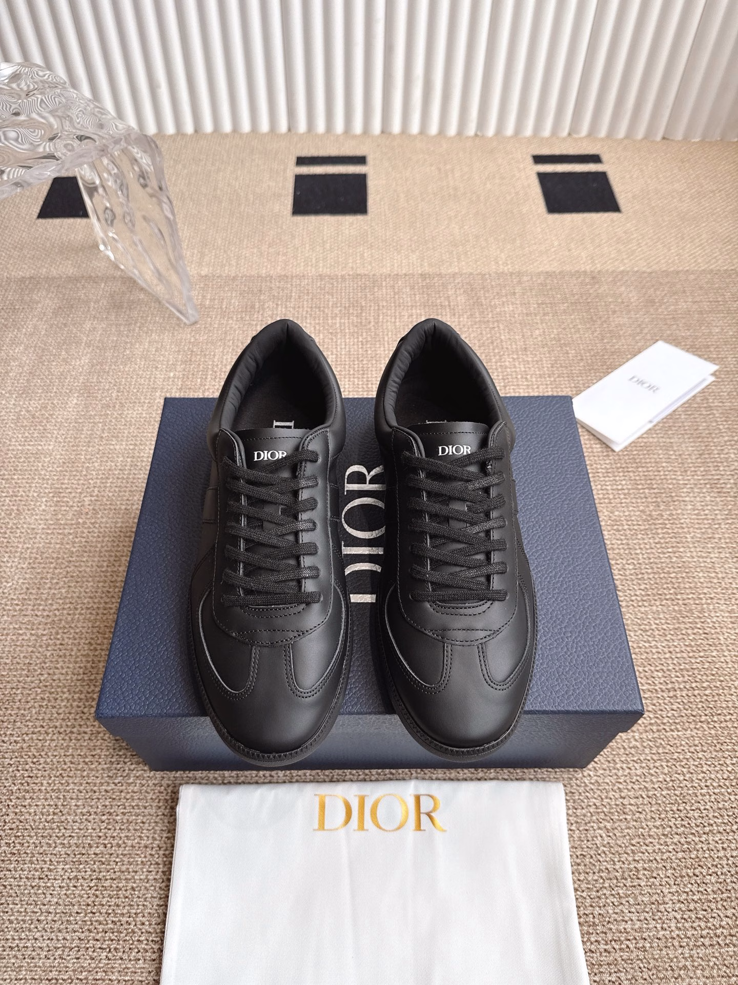 Dior B01 Matchpoint sneakers‼ ️This B01 Matchpoint sneaker is a new product in the 2025 autumn series, marking the return of Dior's classic style, reinterpreted in a stylish and elegant silhouette. Crafted in black and white smooth cowhide leather, it is decorated with gray suede stitching to enhance the style. The tongue and inner side are decorated with Diorlogo, and the heel is decorated with CD Icon logo. With an amber rubber sole embellished with the Dior logo, it can be paired with various styles of the Dior lcons limited series to create a sophisticated look.