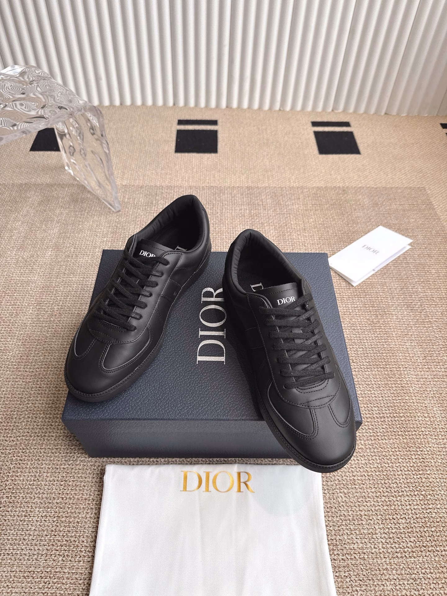 Dior B01 Matchpoint sneakers‼ ️This B01 Matchpoint sneaker is a new product in the 2025 autumn series, marking the return of Dior's classic style, reinterpreted in a stylish and elegant silhouette. Crafted in black and white smooth cowhide leather, it is decorated with gray suede stitching to enhance the style. The tongue and inner side are decorated with Diorlogo, and the heel is decorated with CD Icon logo. With an amber rubber sole embellished with the Dior logo, it can be paired with various styles of the Dior lcons limited series to create a sophisticated look.