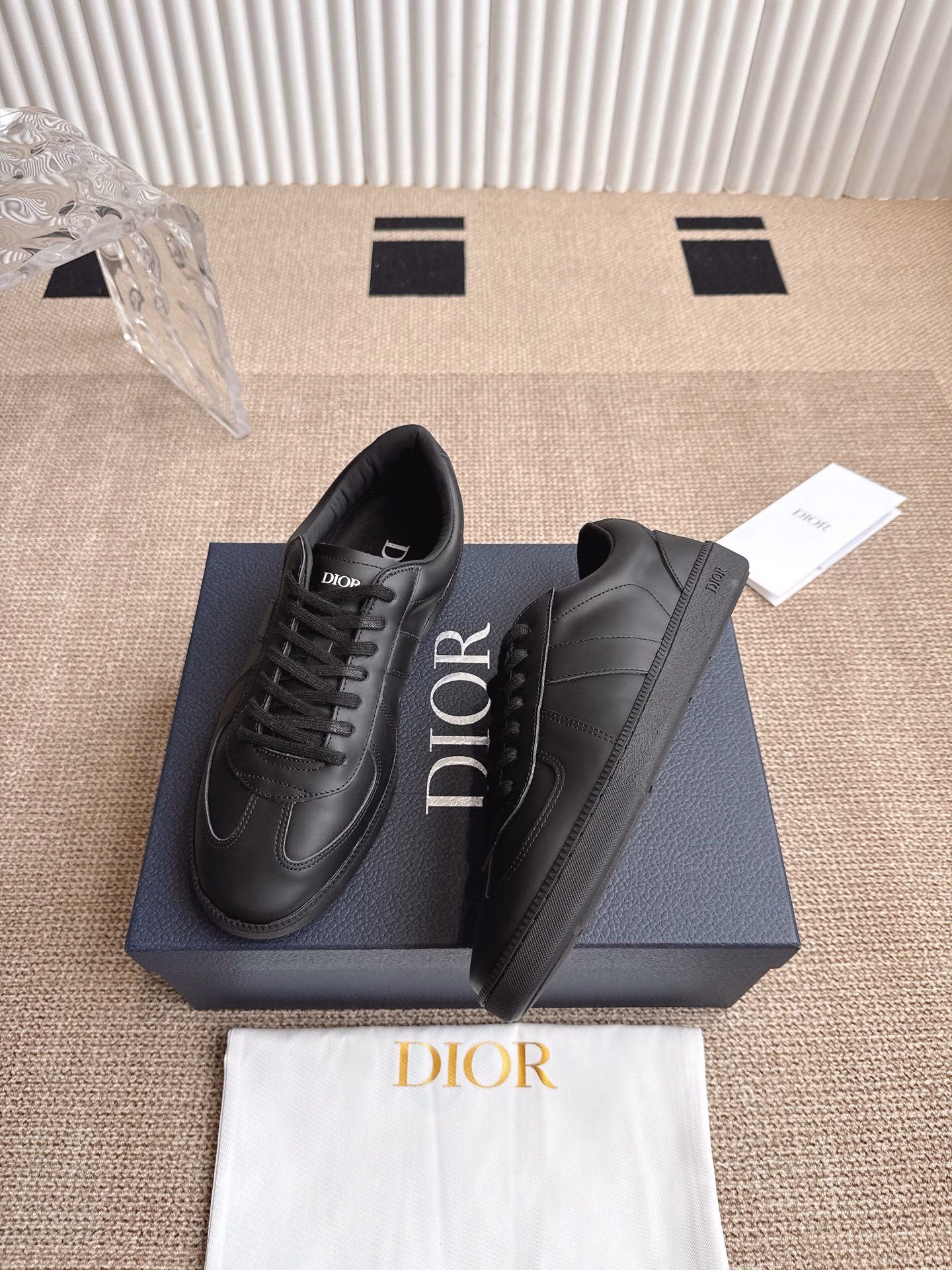 Dior B01 Matchpoint sneakers‼ ️This B01 Matchpoint sneaker is a new product in the 2025 autumn series, marking the return of Dior's classic style, reinterpreted in a stylish and elegant silhouette. Crafted in black and white smooth cowhide leather, it is decorated with gray suede stitching to enhance the style. The tongue and inner side are decorated with Diorlogo, and the heel is decorated with CD Icon logo. With an amber rubber sole embellished with the Dior logo, it can be paired with various styles of the Dior lcons limited series to create a sophisticated look.