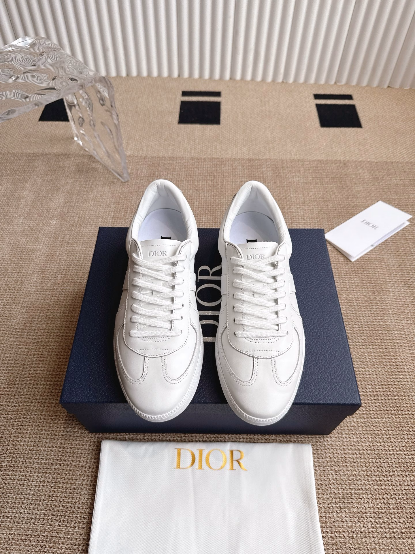 Dior B01 Matchpoint sneakers‼ ️This B01 Matchpoint sneaker is a new product in the 2025 autumn series, marking the return of Dior's classic style, reinterpreted in a stylish and elegant silhouette. Crafted in black and white smooth cowhide leather, it is decorated with gray suede stitching to enhance the style. The tongue and inner side are decorated with Diorlogo, and the heel is decorated with CD Icon logo. With an amber rubber sole embellished with the Dior logo, it can be paired with various styles of the Dior lcons limited series to create a sophisticated look.