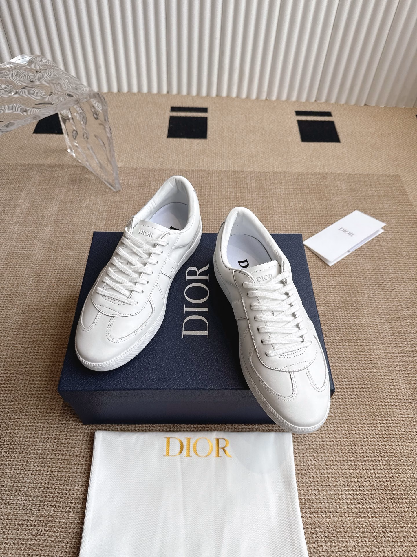 Dior B01 Matchpoint sneakers‼ ️This B01 Matchpoint sneaker is a new product in the 2025 autumn series, marking the return of Dior's classic style, reinterpreted in a stylish and elegant silhouette. Crafted in black and white smooth cowhide leather, it is decorated with gray suede stitching to enhance the style. The tongue and inner side are decorated with Diorlogo, and the heel is decorated with CD Icon logo. With an amber rubber sole embellished with the Dior logo, it can be paired with various styles of the Dior lcons limited series to create a sophisticated look.