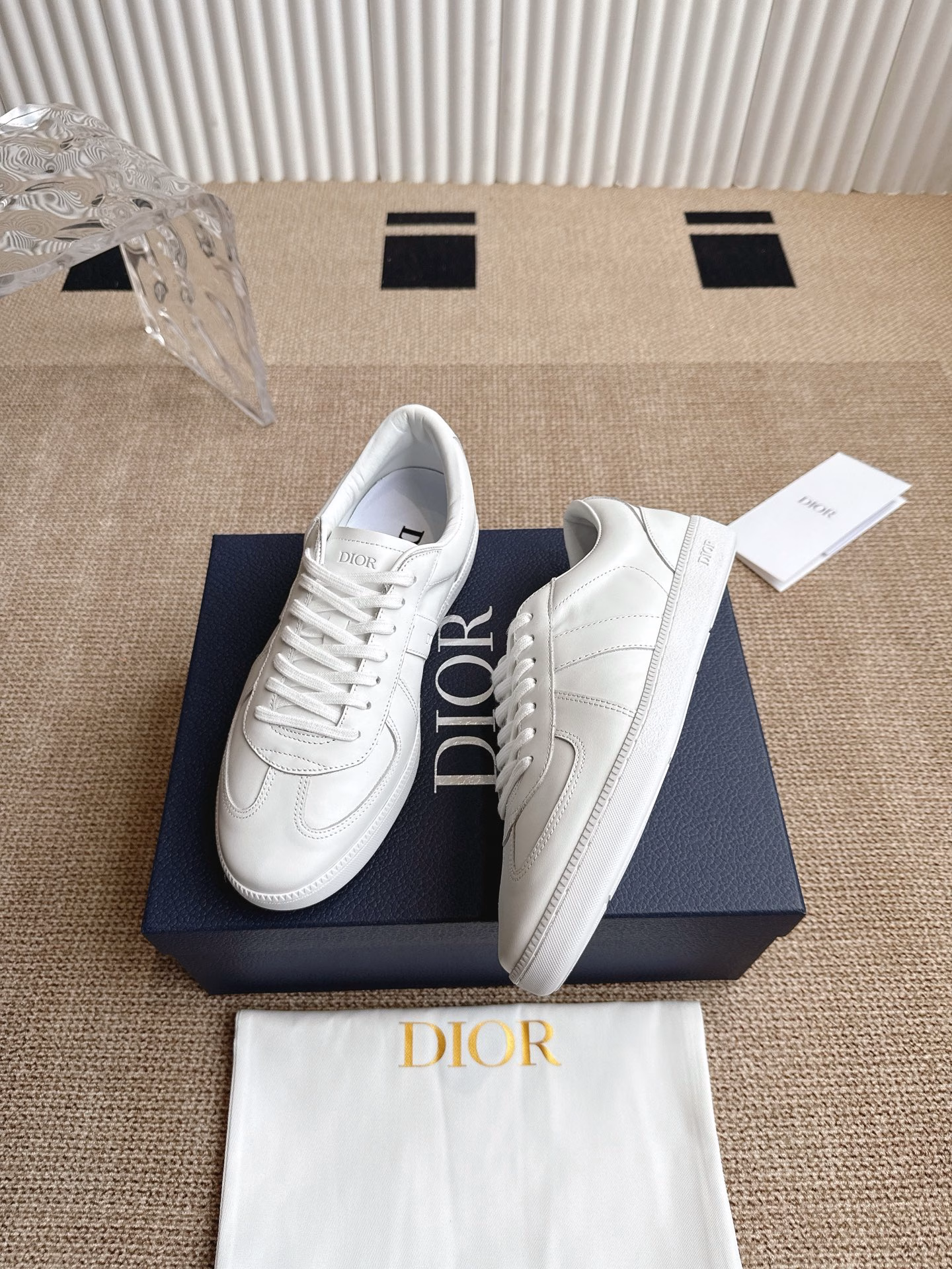 Dior B01 Matchpoint sneakers‼ ️This B01 Matchpoint sneaker is a new product in the 2025 autumn series, marking the return of Dior's classic style, reinterpreted in a stylish and elegant silhouette. Crafted in black and white smooth cowhide leather, it is decorated with gray suede stitching to enhance the style. The tongue and inner side are decorated with Diorlogo, and the heel is decorated with CD Icon logo. With an amber rubber sole embellished with the Dior logo, it can be paired with various styles of the Dior lcons limited series to create a sophisticated look.