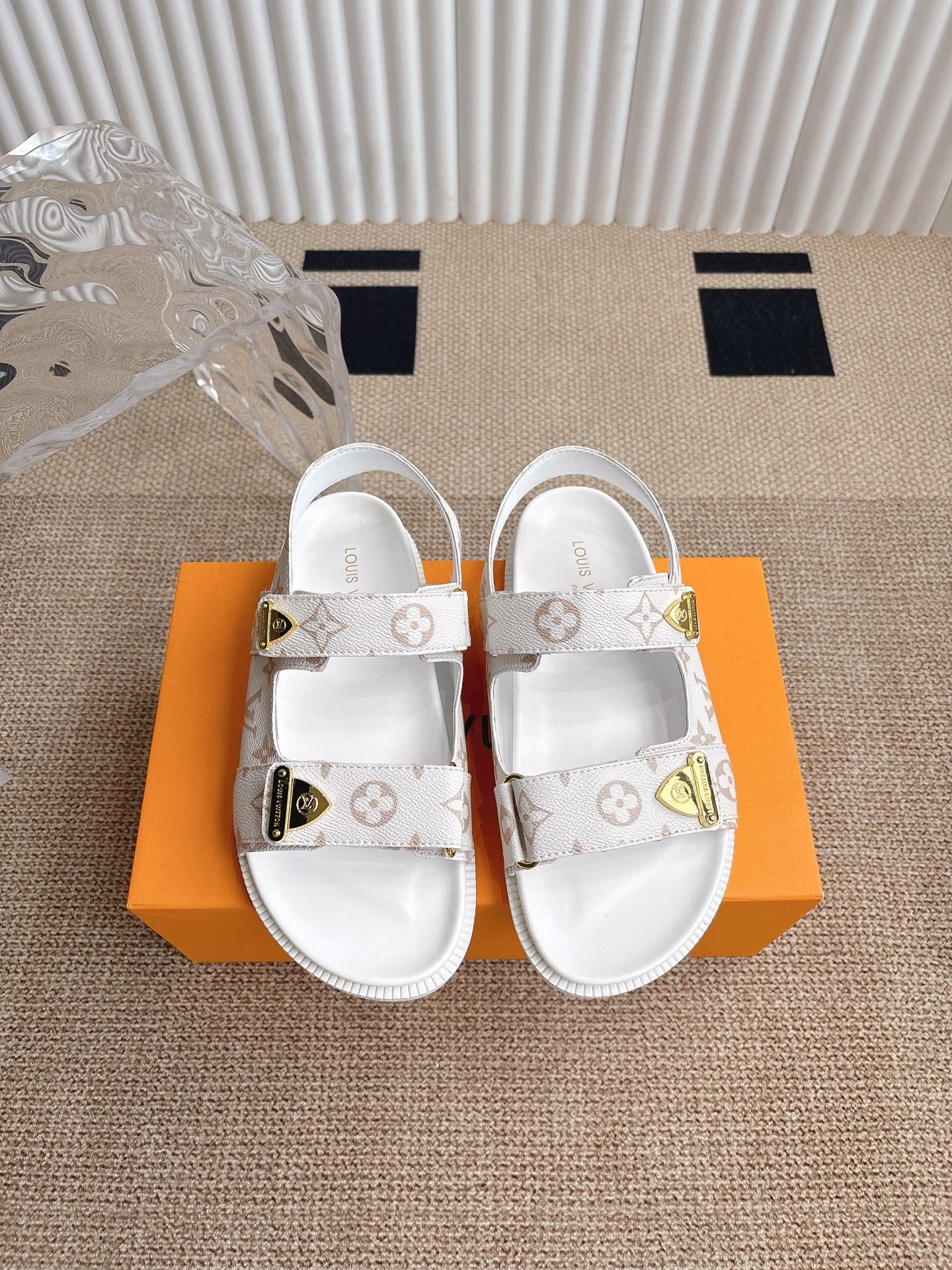Louis Vuitton 𝐬𝐬 latest fashion casual half sandals ~ Purchasing level 💥 the latest trend of the season ✨ Many bloggers have planted grass, purchased the original mold customization Hollow combination design and applied linguistics master's professional research is very versatile fashion casual wear, comfortable to wear Self-retained recommendation
