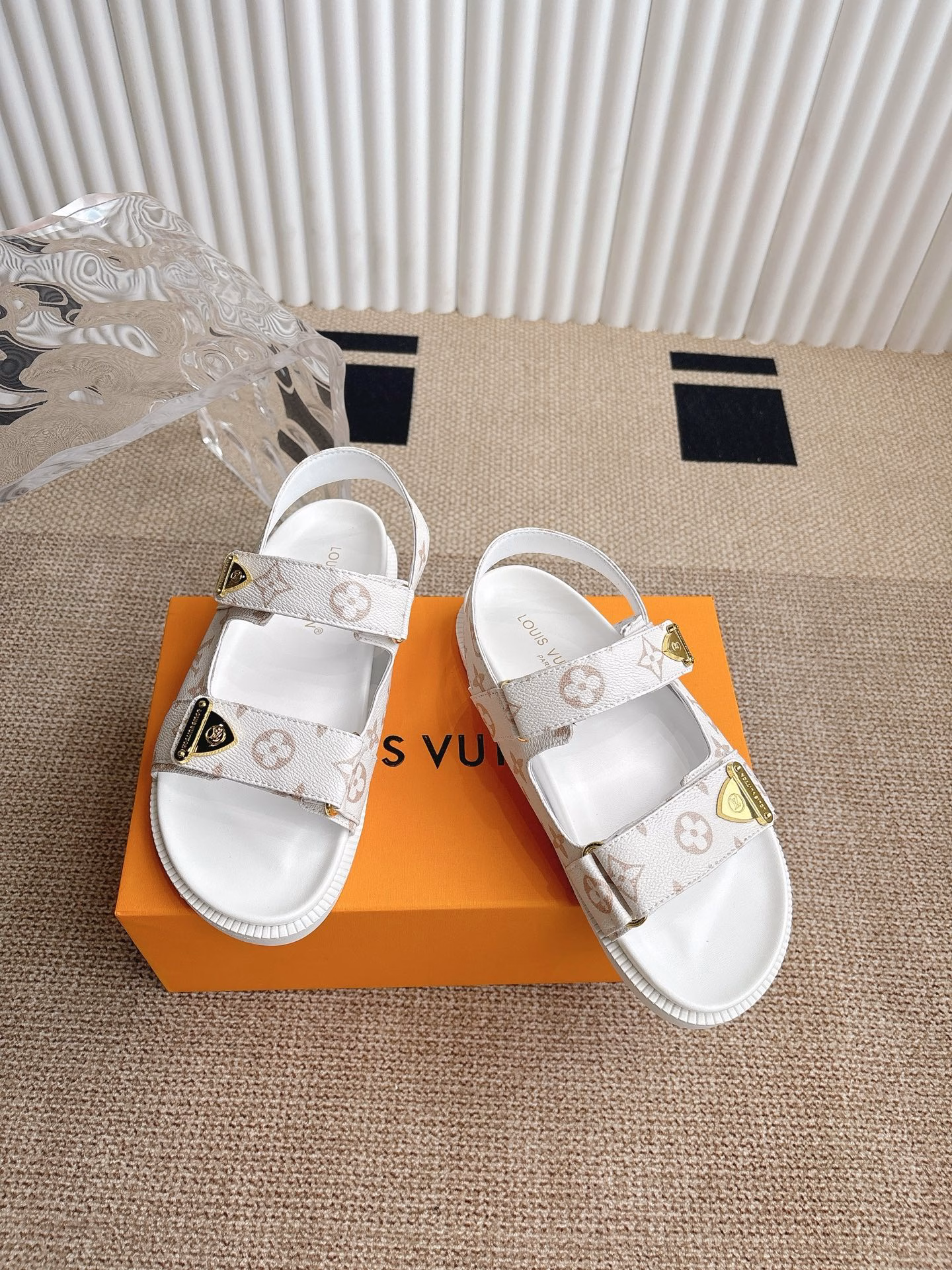 Louis Vuitton 𝐬𝐬 latest fashion casual half sandals ~ Purchasing level 💥 the latest trend of the season ✨ Many bloggers have planted grass, purchased the original mold customization Hollow combination design and applied linguistics master's professional research is very versatile fashion casual wear, comfortable to wear Self-retained recommendation