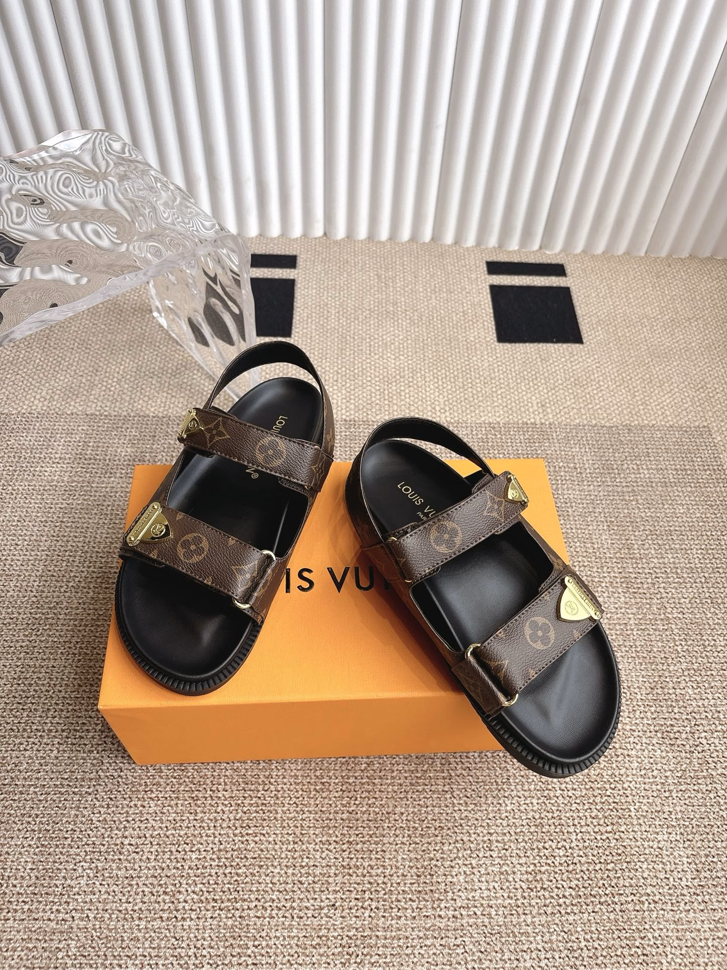 Louis Vuitton 𝐬𝐬 latest fashion casual half sandals ~ Purchasing level 💥 the latest trend of the season ✨ Many bloggers have planted grass, purchased the original mold customization Hollow combination design and applied linguistics master's professional research is very versatile fashion casual wear, comfortable to wear Self-retained recommendation