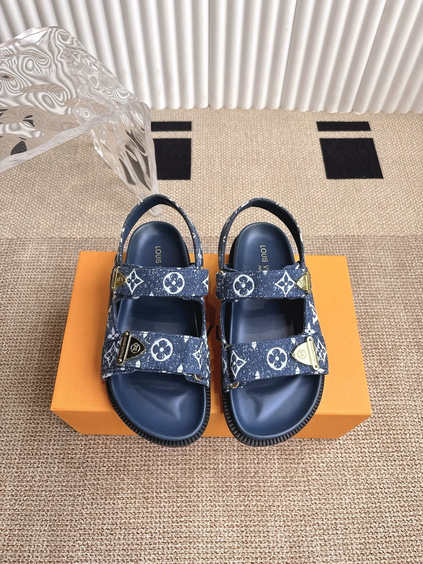 Louis Vuitton 𝐬𝐬 latest fashion casual half sandals ~ Purchasing level 💥 the latest trend of the season ✨ Many bloggers have planted grass, purchased the original mold customization Hollow combination design and applied linguistics master's professional research is very versatile fashion casual wear, comfortable to wear Self-retained recommendation