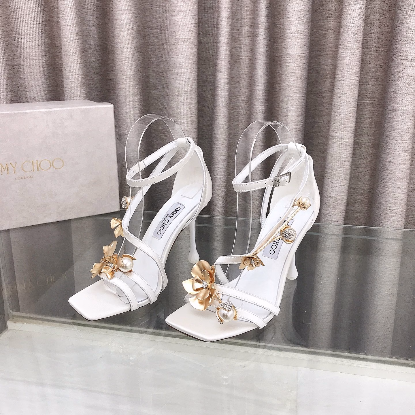 Jimmy Choo's new spring and summer metal flower high-heeled sandals🌈With a modern drop heel, it is an upgraded modern shoe. Made of matte satin material, made in Italy, the shoe body is eye-catchingly embellished with crystals and shiny gold metal flowers, paired with a 9.5 cm comfortable heel, highlighting the softness of the feet, it is a charming shoe that complements evening wear!