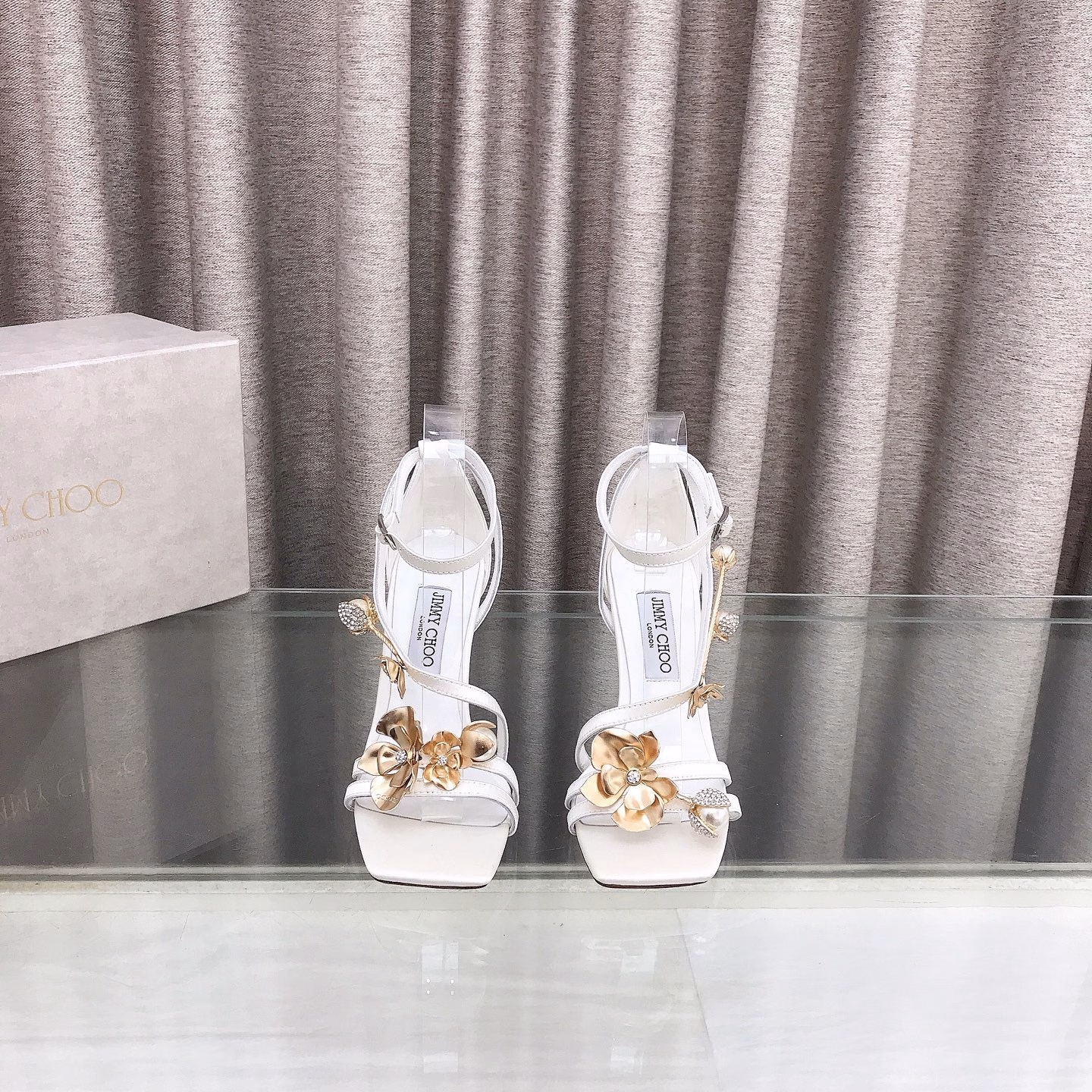Jimmy Choo's new spring and summer metal flower high-heeled sandals🌈With a modern drop heel, it is an upgraded modern shoe. Made of matte satin material, made in Italy, the shoe body is eye-catchingly embellished with crystals and shiny gold metal flowers, paired with a 9.5 cm comfortable heel, highlighting the softness of the feet, it is a charming shoe that complements evening wear!