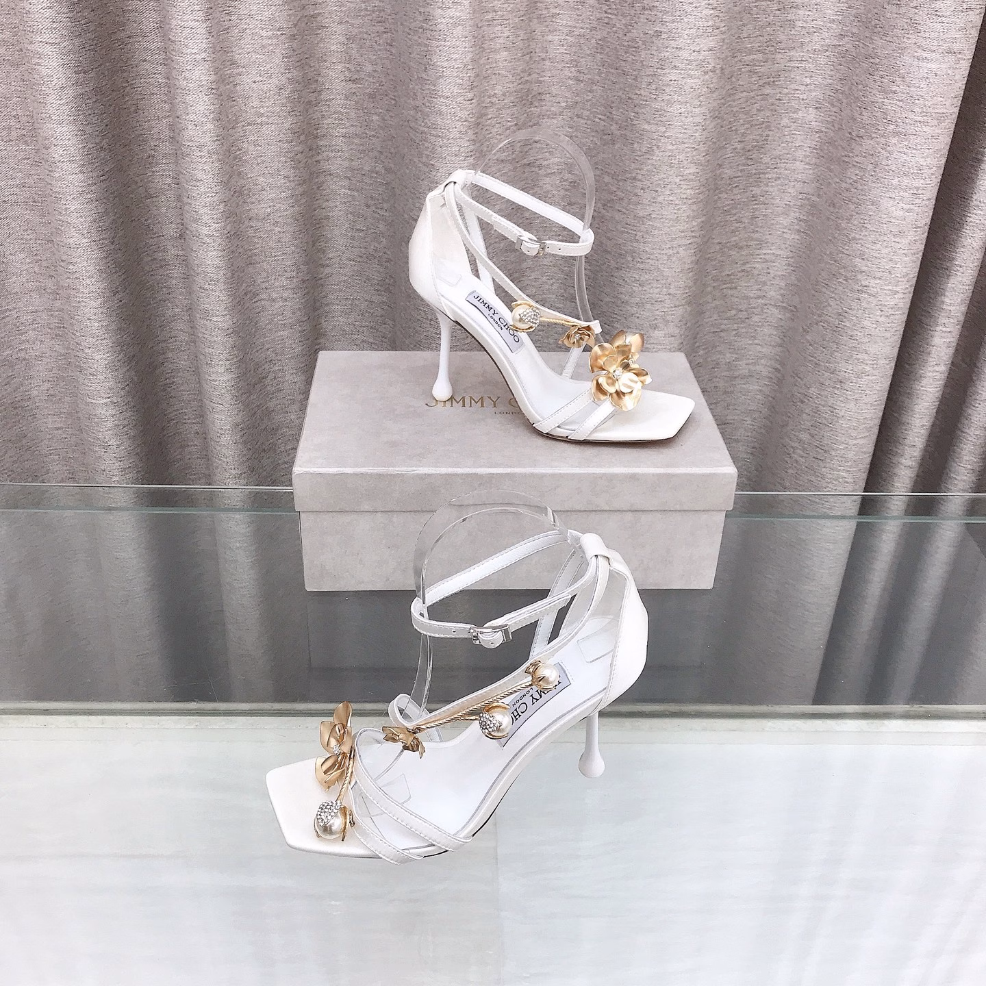 Jimmy Choo's new spring and summer metal flower high-heeled sandals🌈With a modern drop heel, it is an upgraded modern shoe. Made of matte satin material, made in Italy, the shoe body is eye-catchingly embellished with crystals and shiny gold metal flowers, paired with a 9.5 cm comfortable heel, highlighting the softness of the feet, it is a charming shoe that complements evening wear!
