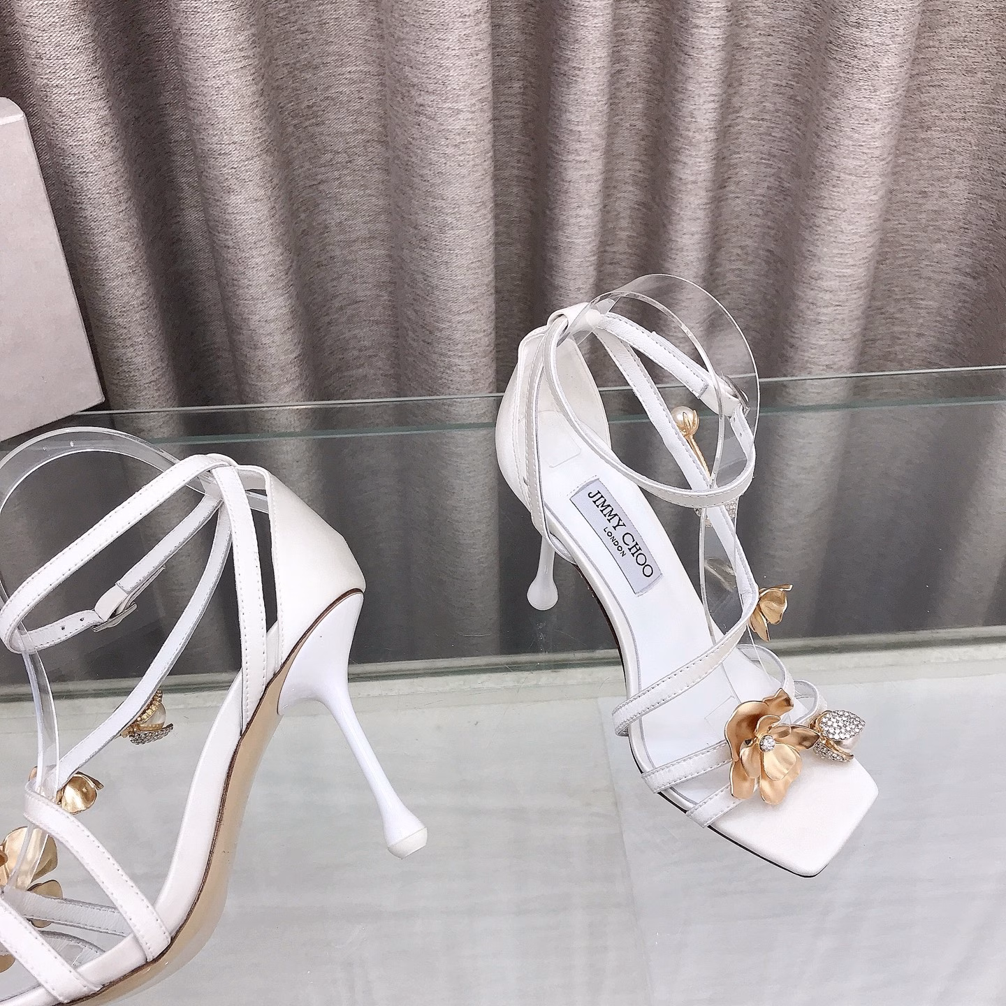 Jimmy Choo's new spring and summer metal flower high-heeled sandals🌈With a modern drop heel, it is an upgraded modern shoe. Made of matte satin material, made in Italy, the shoe body is eye-catchingly embellished with crystals and shiny gold metal flowers, paired with a 9.5 cm comfortable heel, highlighting the softness of the feet, it is a charming shoe that complements evening wear!