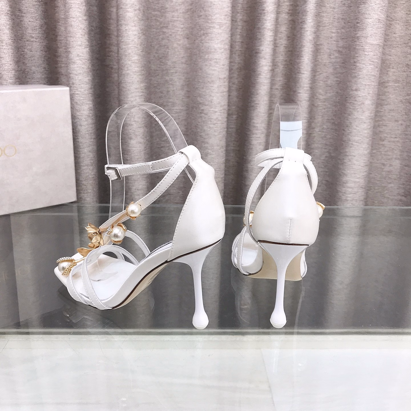 Jimmy Choo's new spring and summer metal flower high-heeled sandals🌈With a modern drop heel, it is an upgraded modern shoe. Made of matte satin material, made in Italy, the shoe body is eye-catchingly embellished with crystals and shiny gold metal flowers, paired with a 9.5 cm comfortable heel, highlighting the softness of the feet, it is a charming shoe that complements evening wear!