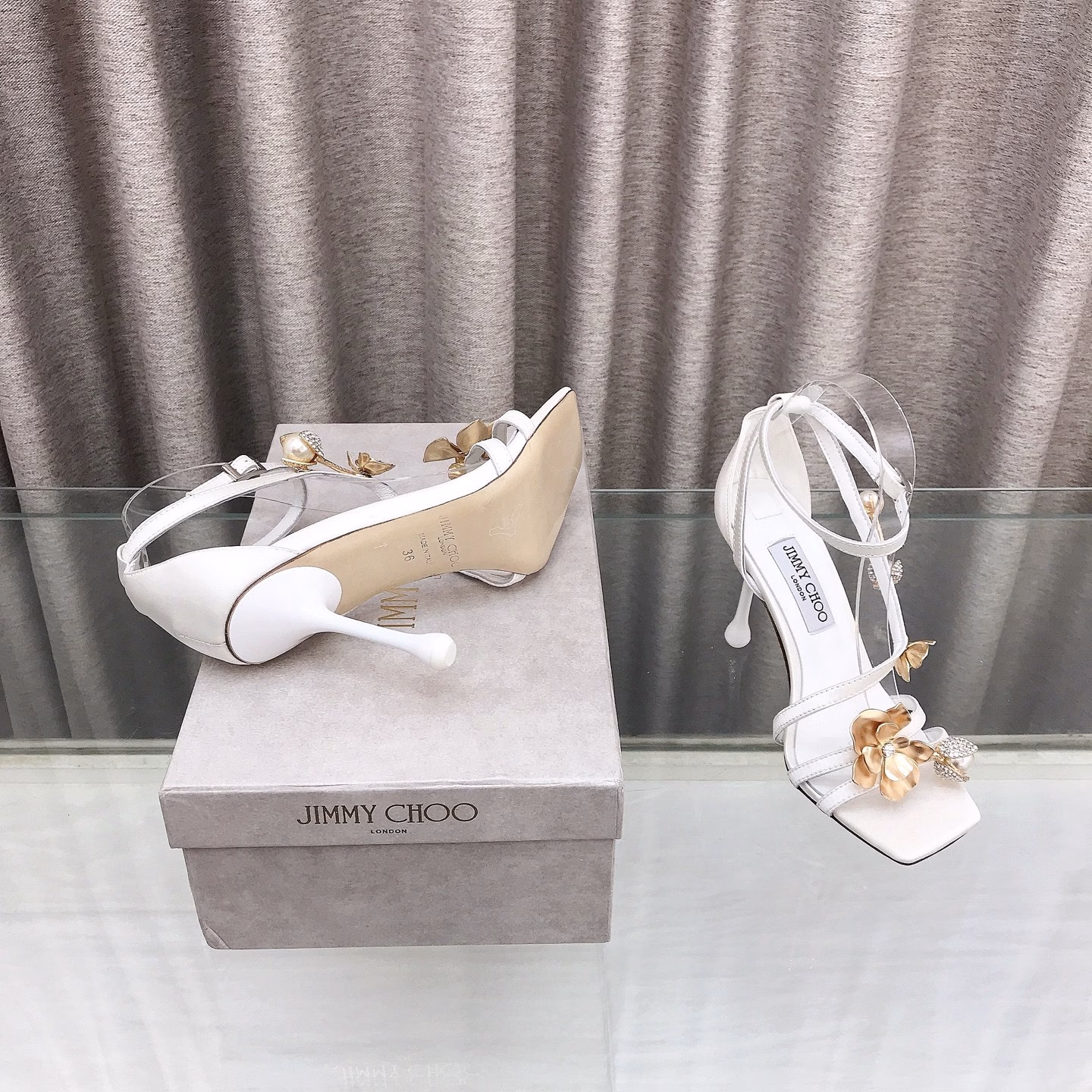 Jimmy Choo's new spring and summer metal flower high-heeled sandals🌈With a modern drop heel, it is an upgraded modern shoe. Made of matte satin material, made in Italy, the shoe body is eye-catchingly embellished with crystals and shiny gold metal flowers, paired with a 9.5 cm comfortable heel, highlighting the softness of the feet, it is a charming shoe that complements evening wear!