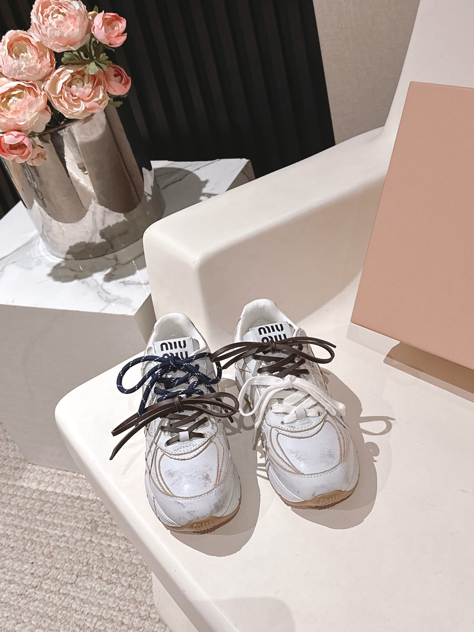 Miu Miu's latest American retro dad shoes sneakers ~ popular sneakers with good looks. A must-have ~ old fashion, simple and advanced. Very comfortable to wear with any combination. A must-have for the year. The latest catwalk sports dad shoes. A popular model among domestic and foreign bloggers. The Little Red Book series, retro and fashionable. Beautiful on the feet. Simple sports sneaker design, highly recognizable tongue, creating a sweet and casual Buddhist style~~ Full of aura on the feet. Can be matched at will. Mainstream double shoelace design. The main feature is a fashion. Imported cowhide, frosted leather, mesh material, and mixed sheepskin lining inside