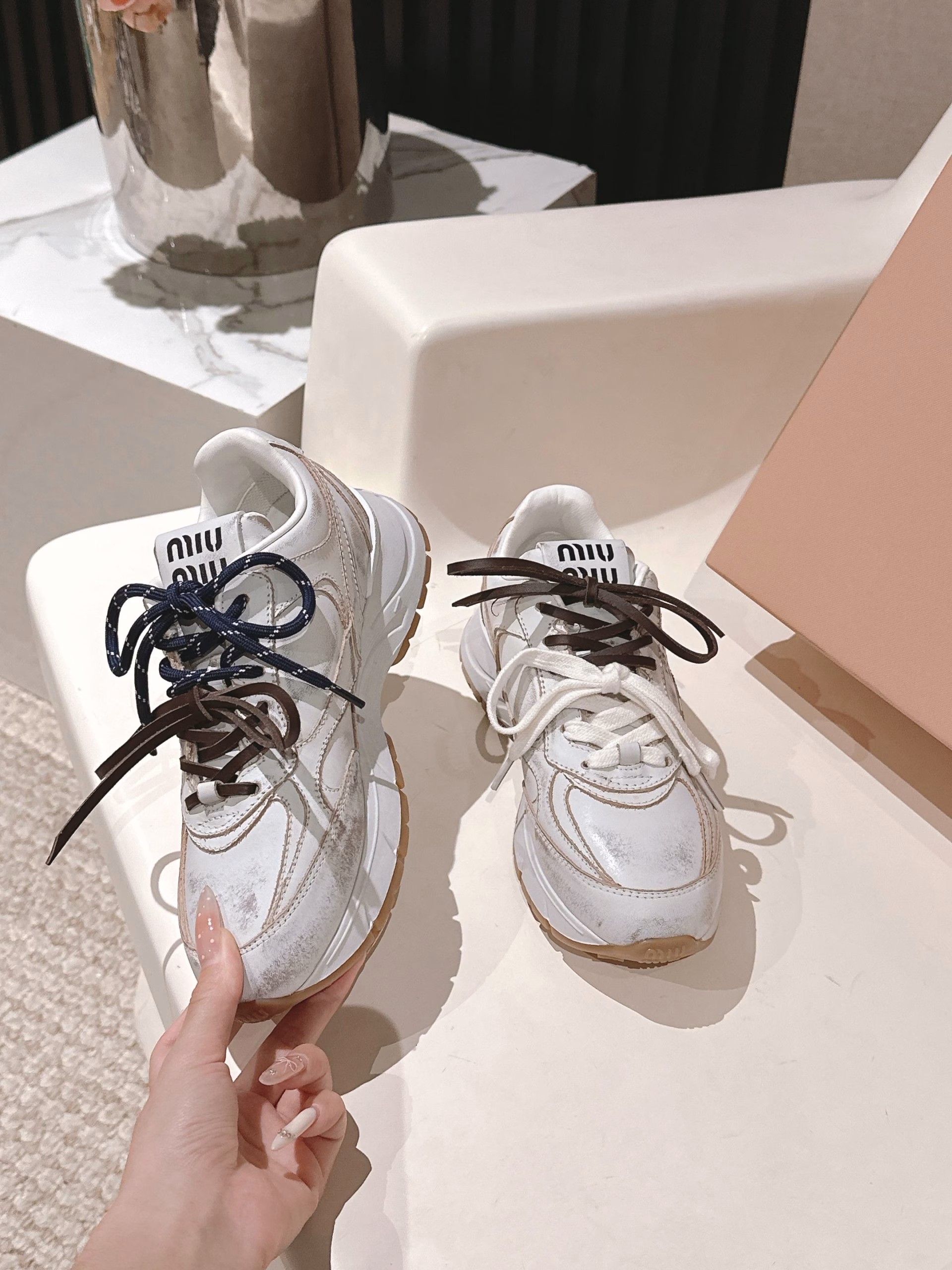 Miu Miu's latest American retro dad shoes sneakers ~ popular sneakers with good looks. A must-have ~ old fashion, simple and advanced. Very comfortable to wear with any combination. A must-have for the year. The latest catwalk sports dad shoes. A popular model among domestic and foreign bloggers. The Little Red Book series, retro and fashionable. Beautiful on the feet. Simple sports sneaker design, highly recognizable tongue, creating a sweet and casual Buddhist style~~ Full of aura on the feet. Can be matched at will. Mainstream double shoelace design. The main feature is a fashion. Imported cowhide, frosted leather, mesh material, and mixed sheepskin lining inside