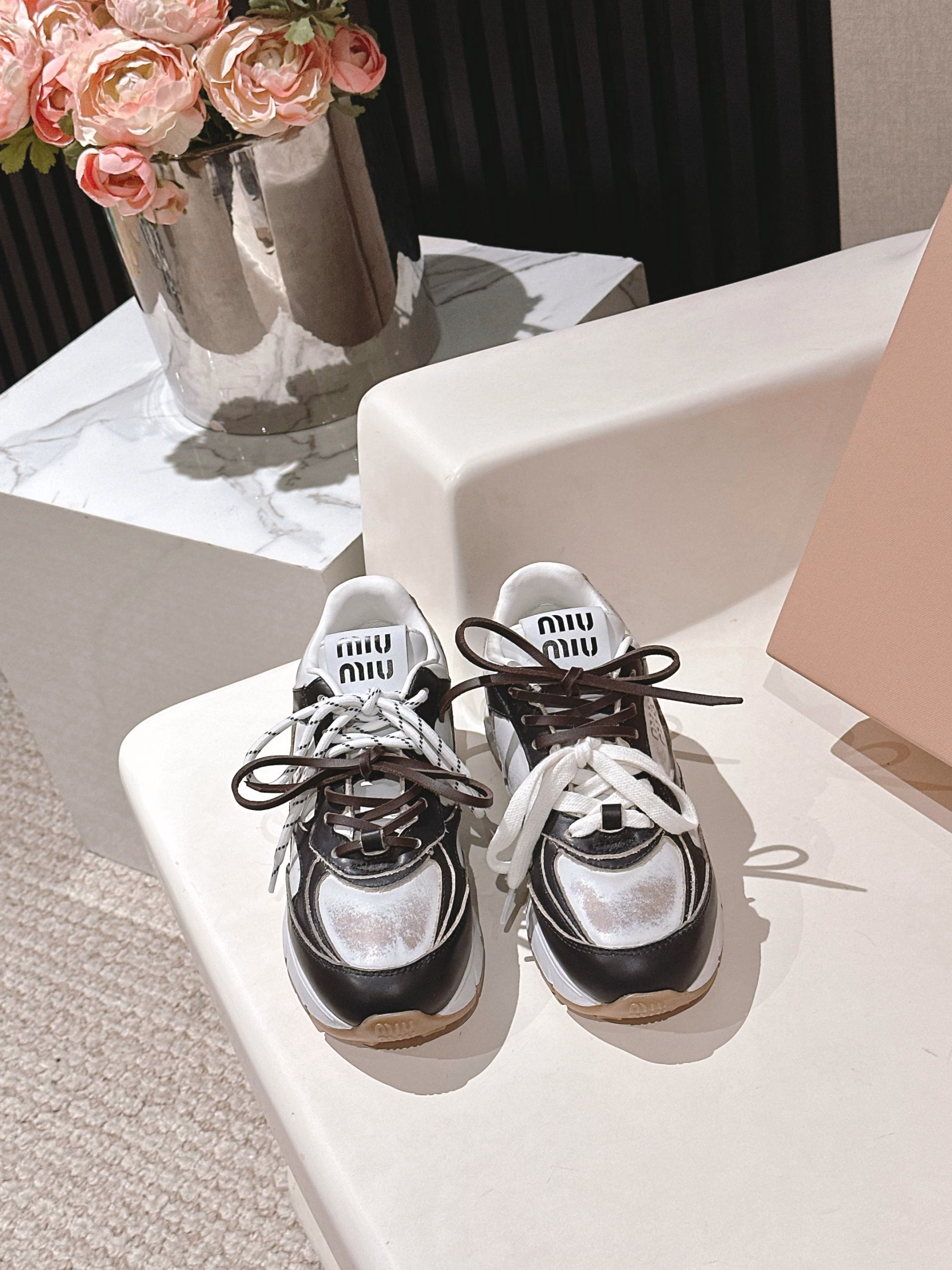 Miu Miu's latest American retro dad shoes sneakers ~ popular sneakers with good looks. A must-have ~ old fashion, simple and advanced. Very comfortable to wear with any combination. A must-have for the year. The latest catwalk sports dad shoes. A popular model among domestic and foreign bloggers. The Little Red Book series, retro and fashionable. Beautiful on the feet. Simple sports sneaker design, highly recognizable tongue, creating a sweet and casual Buddhist style~~ Full of aura on the feet. Can be matched at will. Mainstream double shoelace design. The main feature is a fashion. Imported cowhide, frosted leather, mesh material, and mixed sheepskin lining inside