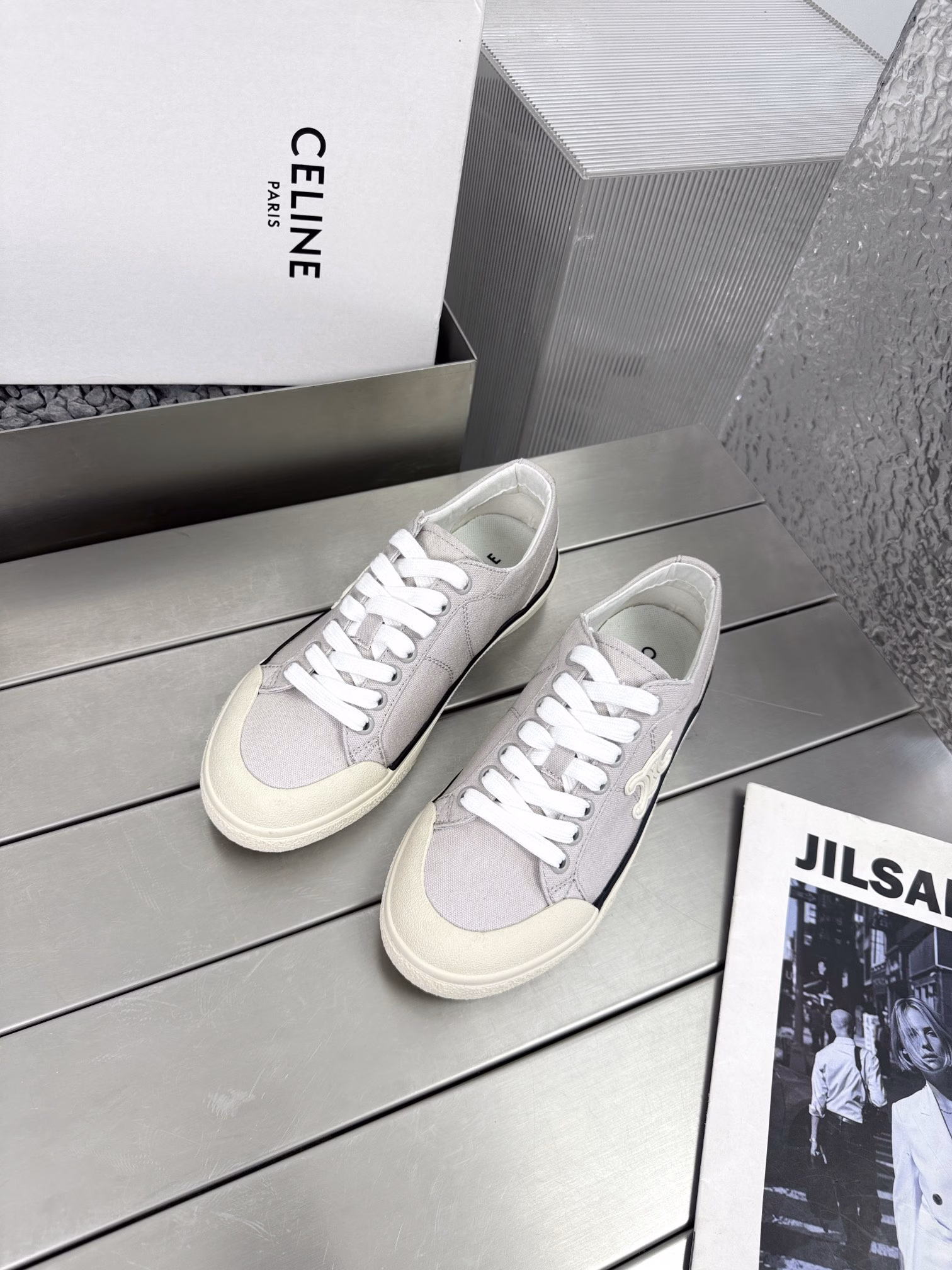 CELINE's new ALAN Triomphe white shoesThe same style as DanielleSimple style, comfortable and light, versatile, paired with jeans for a French lazy look, paired with a dress for a rich lady's vibe, mixed with suit pants for a commuter look