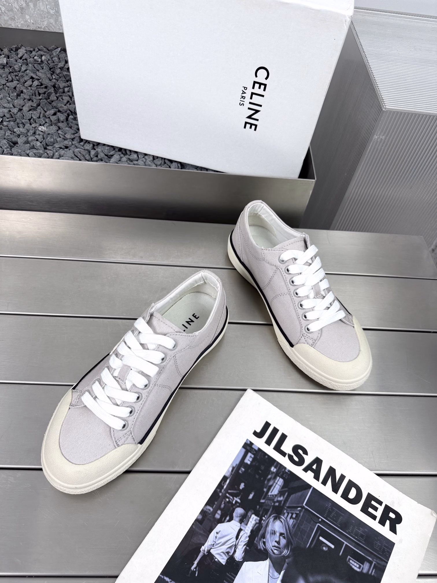 CELINE's new ALAN Triomphe white shoesThe same style as DanielleSimple style, comfortable and light, versatile, paired with jeans for a French lazy look, paired with a dress for a rich lady's vibe, mixed with suit pants for a commuter look