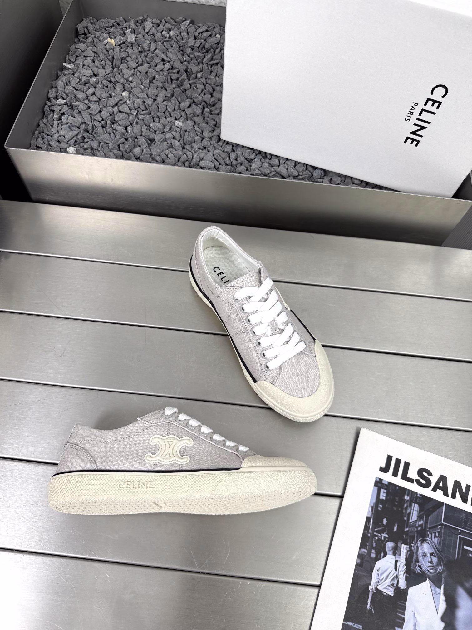 CELINE's new ALAN Triomphe white shoesThe same style as DanielleSimple style, comfortable and light, versatile, paired with jeans for a French lazy look, paired with a dress for a rich lady's vibe, mixed with suit pants for a commuter look