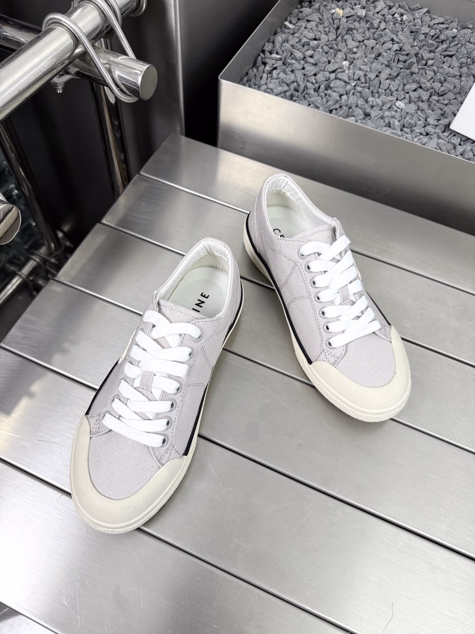 CELINE's new ALAN Triomphe white shoesThe same style as DanielleSimple style, comfortable and light, versatile, paired with jeans for a French lazy look, paired with a dress for a rich lady's vibe, mixed with suit pants for a commuter look